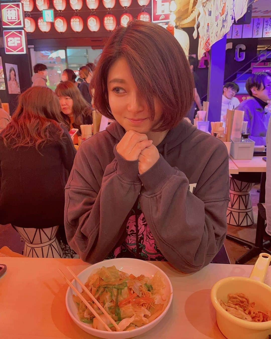 辻井美香のインスタグラム：「1枚目の写真は、日本に着いた夜。  そこから、日本約3ヶ月いました。グリーンカード取得の関係で、2年間カリフォルニアに閉じ込められた反動か、色んなところ旅しました。  しほみんとの箱根旅。 みゆ、ななみん、ひろとの鳥取、島根旅。 神崎みゆとの広島、岡山の旅。 いとことの木曽福島スキー旅。 母、叔母との伊勢志摩の旅。 しほみん、えれなとの京都旅。 すずき、みゆてぃとの三重長島の旅。 愛知に行くたび、えれなとごはん、そしてジブリパーク。 東京では、沢山の人に会いました。（←省略してごめんなさい😂）  家族、友達がいないと今の私はありません。みんなありがとう😍 また、日本帰った時遊んで下さい！ 今回会えなかった人も次回、ぜひ会ってください🫰  個人的には、旅もしたけど、ちゃんとやることはやりました。 人間ドッグ、歯科検診、外国人労働者の子供達に日本語教えるボランティア、運転の練習。  これで、日本の写真終わりにします。  おしまい。」