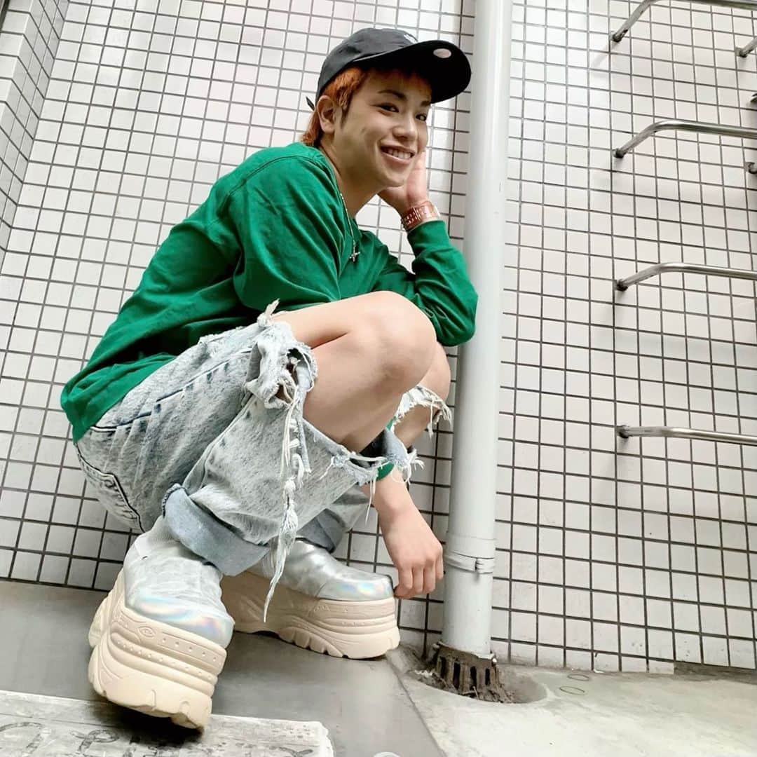 河崎良侑さんのインスタグラム写真 - (河崎良侑Instagram)「夏に向けてのシルバーの厚底。 ヒールは9cm 5cm、7cm、9cm、11cm の厚底を持ってますけど、、 1番盛れて1番歩きやすいのは、 9cm！  本当は15cmとか履いて夢の180cm超えしたいけど😂  #厚底スニーカー  #厚底ブーツ  #yosuke  #365日厚底男 #奇跡の34歳」5月23日 12時03分 - ryosuke.kawasaki