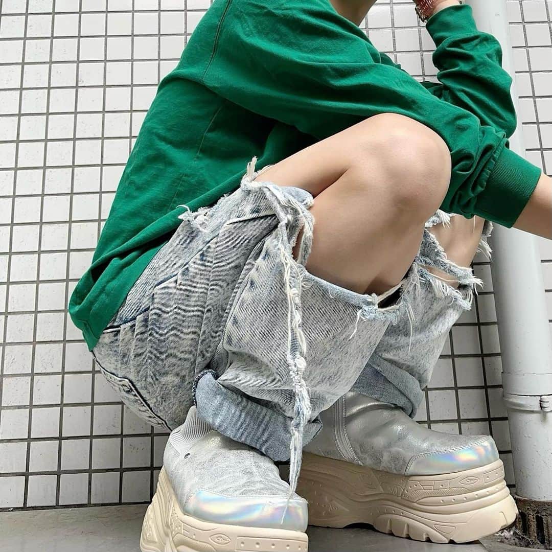 河崎良侑のインスタグラム：「夏に向けてのシルバーの厚底。 ヒールは9cm 5cm、7cm、9cm、11cm の厚底を持ってますけど、、 1番盛れて1番歩きやすいのは、 9cm！  本当は15cmとか履いて夢の180cm超えしたいけど😂  #厚底スニーカー  #厚底ブーツ  #yosuke  #365日厚底男 #奇跡の34歳」