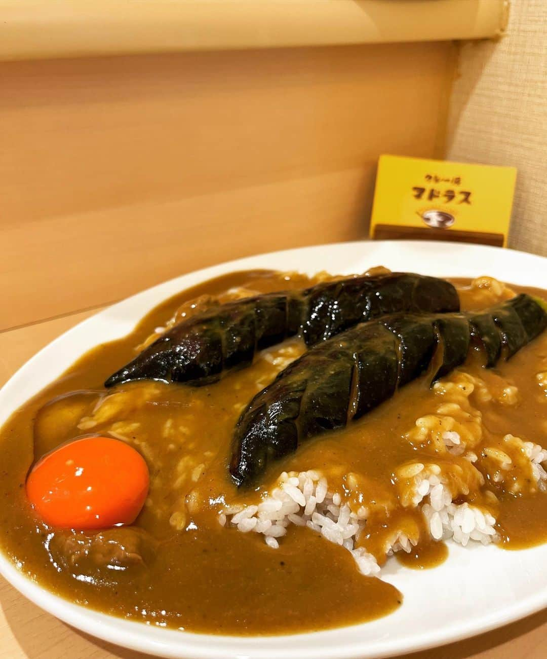 名越康文のインスタグラム：「味覚糖の前に #マドラス #揚げなすカレー」