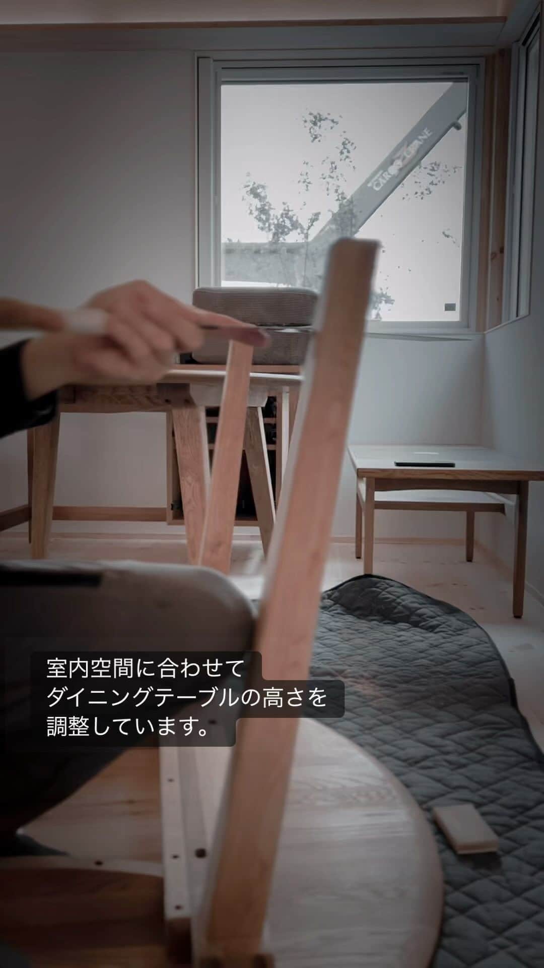 ネキストホームのインスタグラム：「宇都宮市竹林町の分譲地内に建築中のモデルハウスが、5月27日土曜日にオープン致します。準備も着々と進んでおります。  5/27,28の二日間は、ご予約不要の見楽会を開催致しますので、お好きな時間にお越し下さい。  時間は10:00から17:00まで。  詳しくは、プロフィールの ◯ハイライトからwebページをご覧下さい。  #BEAHAUS #ダイニングテーブル #モデルハウスオープン準備   モデルハウスの場所はGoogleMapで「ネクストハウスデザイン宇都宮モデルハウス」で検索出来ます。  - - - - - - - - - - - - - - - - - - - -  ・ 時を超えた、 新しいスタンダード。 ・ - - - - - - - - - - - - - - - - - - - -  more photos → @nexthausdesign1947 - - - - - - - - - - - - - - - - - - - -  ・ ネクストハウスデザインは心地よい木の家を、お客様と一緒につくる、平屋の注文住宅を中心とした、1947年に創業した宇都宮市の工務店 です。BinO加盟店 ・ 無垢材やモイスなどの自然素材を使い、そのご家族の暮らし方に合わせた心地よい暮らしをご提案しています。 ・ そんな家づくりを実際に体感できるモデルハウスがありますので、ぜひご見学ください。 ・ あなたの理想のマイホームの答えが私たちの家づくりにあります。 ・ 新築用の土地探しから住宅ローン等の資金計画まで、DMやメール、お電話等でいつでもご相談ください。 ・ マイホーム計画中の方は、HPより資料請求して頂ければ、コンセプトブック等をお届けいたします。 ・ ↓のプロフィール欄からHPに移動できます。 ・ - - - - - - - - - - - - - - - - - - - -  @nexthausdesign1947 - - - - - - - - - - - - - - - - - - - -  ・ 施工対応エリア ・ 栃木県全域 宇都宮市、さくら市、真岡市、下野市、日光市、那須塩原市、益子町、茂木町 など 茨城県の一部 筑西市、結城市 ・ 車で1時間以内の範囲を主に施工エリアとしていますが、それ以外の地域の方もお気軽にご相談ください。  #ネクストハウスデザイン #NEXTHAUSDESIGN #BinO #自遊にくらす #注文住宅 #新築 #一戸建て  #リノベ #リノベーション #工務店 #ハウスメーカー  #木の家 #木造 #無垢材 #自然素材  #平屋 #二階建て #暮らし  #家づくり #マイホーム  #モデルハウス #土地探し #住宅ローン  #栃木県 #宇都宮市  - - - - - - - - - - - - - - - - - - - -  このインスタの管理人は世界を変える住宅屋 @mizonobe です。 家づくりに関することも、そうで無いことも ご相談お待ちしてます！」