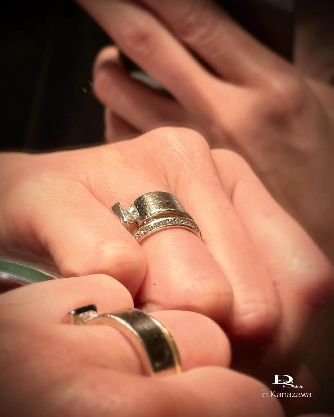 Danke schön ダンケ 金沢 結婚指輪 鍛造さんのインスタグラム写真 - (Danke schön ダンケ 金沢 結婚指輪 鍛造Instagram)「・ ・ ハイ🙌🏻 今日のバウアーさんは コレにします。 ・ ・ 直径2cm余りの「輪っか」が 織り成す世界 ・ ・ いざ！一つ選ぼうとすると 皆さん一喜一憂する訳です🤭 ・ ・ そして、どのお店も 「うちの子可愛いでしょ〜」と ガンガン写真を撮りアピールしながら訴えかける ・ ・ 私も少なからず 「うちの子可愛い」イヤ「可愛い」と言うより 「イケメン揃い😆」と内心思ってはいますが ・ ・ 📷2:分かりやすいかな？と解説 同じ指輪に見えないのでは？ ・ ・ コレは個々のモデルの持ち味を 最大限に引き出して ・ ・ 今も尚🙌🏻 見え方・つけ方を楽しむ ・ ・ 非対称モデルは なかなか面白いのです。 ・ ・ 指輪を選ぶ時こんな見え方 チェックしてますか？ ・ ・ ショーケースの上から見ていても 分からない世界観ですよ。 ・ ・ 気分に合わせ TPOに合わせて ・ ・ あっち向き こっち向き ・ ・ 時には…全部隠して 地金だけ…。 ・ ・ こうやって楽しんで かれこれ22年目& 11年目の私物 ・ ・ 飽きる事なく…思いも色褪せる事なく まだまだ人生と共に使い込んで 年輪を刻むって感じ ・ ・ コレが又！ 「指輪の小傷」と「手のシワ」が マッチングして来たとここ最近気付く🤭 ・ ・ コレを「貫禄」と言うのかも😆 ・ ・ こうなった時に初めて 「私の指輪」と胸を張って言える。 ・ ・ 美しいだけでは飽きる 使い込む時間にこそ その指輪の「価値が宿り」それと共に 愛着が湧いてくると思うのです。 ・ ・ 選んだ時・買った時以上に その指輪愛せてますか？ ・ ・ 選んで「燃え尽きて症候群」に なってませんか？ ・ ・ 今から買おうと思っている指輪 愛せますか？ ・ ・ 直径2cm余りの「輪っか」 されど輪っかに 熱くなれる我が人生なかなかでしょ🤭 ・ ・ 店の投稿とは思えない🤭 私物の方がよりリアルに伝わるかな？と思いの投稿 失礼しました🙇🏻‍♂️ ・ ・ ・ ・ ・ 【鍛造削り出し】 🇩🇪クリスチャンバウアー 専門店 ・ ・ ワンランク上をいくノウハウの クリスチャンバウアーの選び方なら 『Danke schön 』 ・ ・ ・ —— 𝐃𝐚𝐧𝐤𝐞——— ▪︎ Instagramプロフィール 🔜 @danke2005  —————————————————————𝐒𝐜𝐡⍥𝐧——— ・ ・ #クリスチャンバウアー金沢 #鍛造指輪 #鍛造リング #結婚指輪 #結婚指輪オーダー #切削加工 #結婚指輪探し #結婚指輪選び #指輪探し #指輪選び #マリッジリング #結婚指輪金沢 #金沢結婚指輪 #セカンドリング #結婚指輪買い替え #地金屋鍛造 #ブライダルリング #結婚記念日 #ベビーリング #ドイツリング #自分へのご褒美 #経年変化を楽しむ   ------------------------------------------✈︎ ---------  鍛造削り出し 🇩🇪クリスチャンバウアー 専門店 『𝐃𝐚𝐧𝐤𝐞 𝐬𝐜𝐡⍥𝐧』 ・ • 営業時間 am11:00〜pm9:00 • 定休日 : 木曜日 • 駐車場 : 店舗前OK • ご予約 : 優先 ・ ・ ——𝐃𝐚𝐧𝐤𝐞——————————————— ▪︎トップページ 🔜 @danke2005 ———————————————————-𝐒𝐜𝐡⍥𝐧—————」5月23日 12時10分 - danke2005
