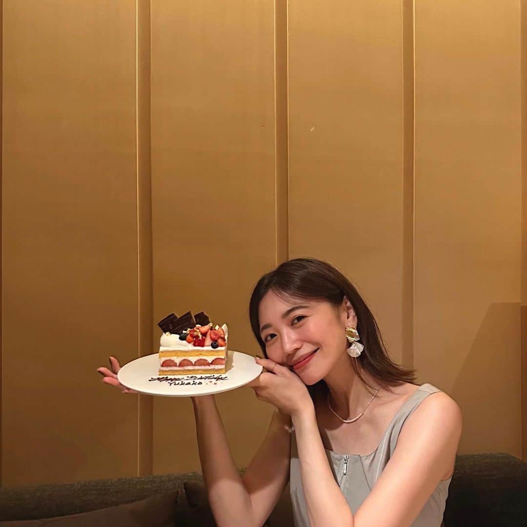 由架子 川野のインスタグラム：「#誕生日 何歳になってもおめでとうは嬉しくて、 日々周りの方達の有難さが身に沁みます。 周りの方達がメッセージを沢山くれて嬉しい一日の始まりになりました😢💕 誕生日は両親に感謝する日と、 昔は心から思えるようにはいかなかったけど 年々強く実感してきています🙏  お父さんお母さんありがとう🫶 無事に37歳になりました🤍  #アラフォー#ご飯の量は部活後の高校生と言われます」