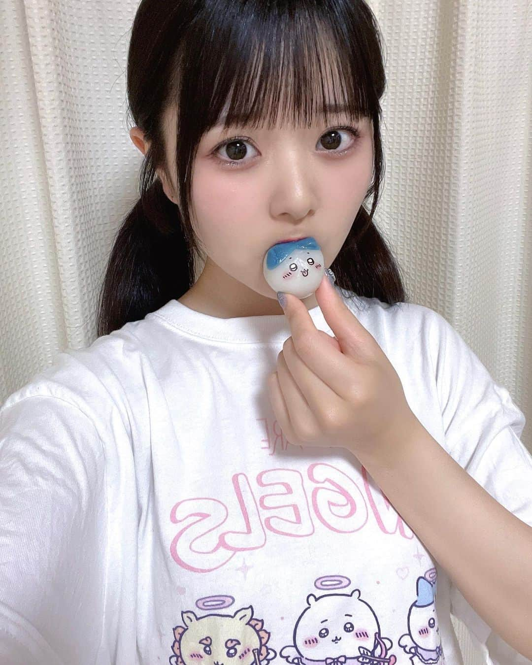 久保田沙矢香のインスタグラム：「ハチワレのおもち食べた^._.^🩵  Tシャツもかわちぃ？(̨̡ᐢ ⸝⸝o̴̶̷̤ ̫̭ o̴̶̷̤⸝⸝ ᐢ)̧̢   #ちいかわ #ハチワレ #シーサー #食べマスモッチ #ファミマ #ファミマスイーツ」