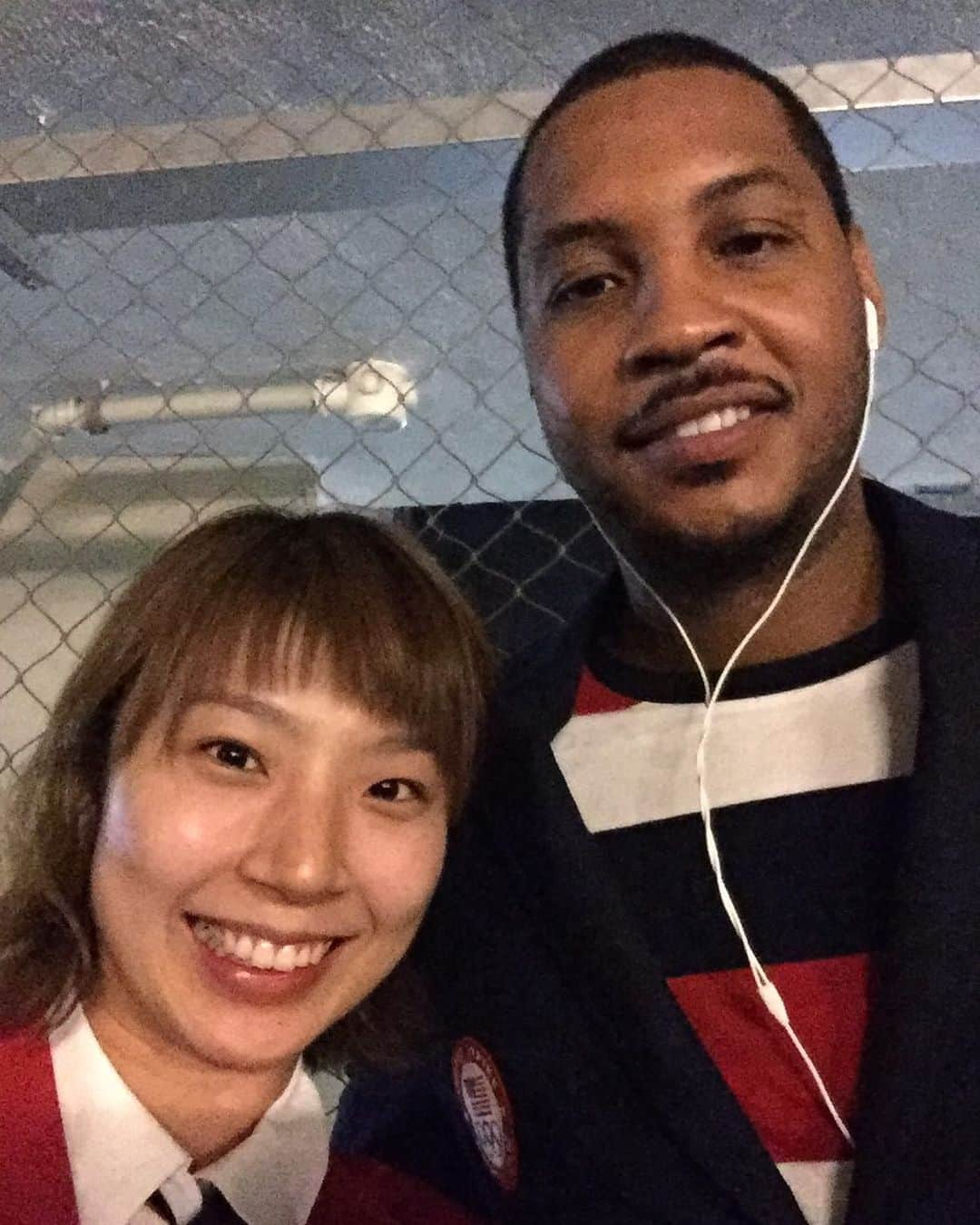 栗原三佳のインスタグラム：「メロが引退するそうで😭😭  私の大好きなNBA選手のうちの1人🥹💙🩵 (顔もタイプ🤫🤫爆笑)  この写真は一生の宝物🫣💙🩵  あんまり有名人と写真撮るのは 向こうが嫌かなーとか大変だろうなーと思って いつも眺めて満足、見守るタイプなんだけど この日だけはごめんなさいと思いながら 写真撮ってもらいました🥹🥹✨  私若いな🤣爆笑  みんなすごい選手だけど 必ず引退ってくるんだなーって思うと 同じアスリートだなって 🤣  怪物とか人間離れって思うけど それだけ呼ばれる影ではえげつない努力してるんだろうな。  本当に尊敬する。  これからも応援します🥹🩵💙🩵💙   #カーメロアンソニー  #carmeloanthony   #melo  #Carmelo  #大好きな選手  #1番はコービー💜💛」