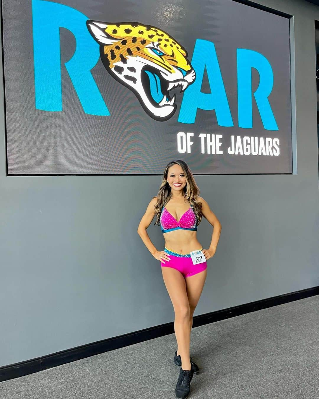 本田景子さんのインスタグラム写真 - (本田景子Instagram)「I made it!!😭🙌 I am beyond thankful to have been selected as a member of 2023 the ROAR of the Jaguars🥹✨ I'm proud of myself that I have made the team for 6 years. I'm super excited and honored to share the feild with amazing and talented 30 teammates this year again!!💞 They are so sweet & kind for me that's why I could do it for 5 years🥺 Love my girls🫶❤️  This year is my final year with the Jaguars😢 I love Jaguars organization so much❤️ I would like to put maximum effort!!!!!!💪❤️‍🔥  Thank you for y'all who cheering and supporting my US dream journey!!!!🥺  Let's gooooo 6th year!!!!!!✋☝️🔥 Go Jaguars!!!🐆💙 . . 合格しました‼️😭🙌🐆💙 ジャガーズ6年目の挑戦、今はとにかくホッとしてます。 まずは6年連続でパスして来た自分を褒めたいと思います。 そして、私を必要としてくれたチームに感謝。 今回のオーディションは今までで一番タフでした。 今までで一番緊張したし、最後だと思うとさらに自分にプレッシャーをかけてしまい、すごく怖かったです。 ベテランも数名落ちてしまい、仲良かった子なのでショックが大きく心から喜べていない今の心境です。 ずっと不安の中にいた2週間だったから、合格を聞いた時は安堵と喜びで涙が止まりませんでした。一人部屋で号泣w  今年でジャガーズラストイヤーとなり、ジャガーズを卒業します。 あっという間の5年間でした。 長年の夢を叶えて全てを捨ててこの地に来ました。 友達も誰もいないところからのスタート。本当に不安だったけど、これからはじまる未知の夢の世界にワクワクしかなかった。 本当に夢のような現実の夢の世界に5年間もいれて、未だその中を生き続けていられること、私にとってこれ以上の幸せはないなと思いながら日々生きています。この5年間色々なことがあって、特に生活には悩まされました。でも大変なことがあっても全ては大好きなチアのためで、不思議とパワーみなぎり乗り越えることができました。 ガムシャラに突き進んできて最高の5年間を過ごすことができたのは、たくさんの方に応援して頂いたおかげです。 いつも本当にありがとうございます🥺❤️ しっかりと自分に出来ることで、恩返ししていきたいなと思っています🙇‍♀️ ここまで一番近くで応援して支えてくれた家族にも本当に感謝。家族が私の試合をアメリカまで観に来ることはないけれど、合格直後に母に電話したらすごく喜んでくれてそれだけで十分でした。 両親の反対を押し切ってきて、結果で見せよう伝えようとしてきたから、本当に嬉しい。今では一番応援してくれてます🥺 天国のおばあちゃんも喜んでくれてるかな。  6年目となる集大成、チームに今まで以上に貢献出来るよう最年長頑張ります💪 英語もまだまだなのでもっと頑張ってみんなとの仲を深めたい‼️ 今年は良い環境の中活動に集中出来そうなので、チームにたくさん貢献出来るよう頑張りたいと思います。 目標も一つ一つクリアしていきます。 後悔なきよう今シーズンも全力で突き進む‼️ チームとNFLを盛り上げる‼️ 愛して病まないチアを今年も出来る喜びを噛み締めて、一瞬一瞬を楽しみたいと思います。 そして、私の挑戦がたくさんの方に元気や勇気を与えられたら、これ以上の喜びはありません。  長くなりましたが、引き続き応援宜しくお願いします‼️🙂❤️ . . #jacksonville #florida #Jags #jaguars #roar #theroarofthejaguars #nfl #cheer #cheerleader #nflcheerleader #america #americandream #duval #duuuval #チア #アメリカ生活 #チアリーダー #夢 #挑戦 #意志あるところに道は開ける #wheretheresawilltheresaway #challenge #chance #passion #audition」5月23日 12時12分 - keikohonda1111