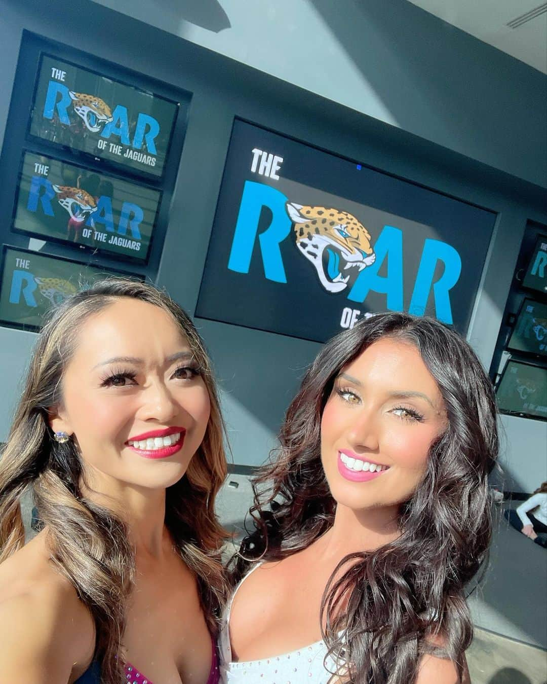 本田景子さんのインスタグラム写真 - (本田景子Instagram)「I made it!!😭🙌 I am beyond thankful to have been selected as a member of 2023 the ROAR of the Jaguars🥹✨ I'm proud of myself that I have made the team for 6 years. I'm super excited and honored to share the feild with amazing and talented 30 teammates this year again!!💞 They are so sweet & kind for me that's why I could do it for 5 years🥺 Love my girls🫶❤️  This year is my final year with the Jaguars😢 I love Jaguars organization so much❤️ I would like to put maximum effort!!!!!!💪❤️‍🔥  Thank you for y'all who cheering and supporting my US dream journey!!!!🥺  Let's gooooo 6th year!!!!!!✋☝️🔥 Go Jaguars!!!🐆💙 . . 合格しました‼️😭🙌🐆💙 ジャガーズ6年目の挑戦、今はとにかくホッとしてます。 まずは6年連続でパスして来た自分を褒めたいと思います。 そして、私を必要としてくれたチームに感謝。 今回のオーディションは今までで一番タフでした。 今までで一番緊張したし、最後だと思うとさらに自分にプレッシャーをかけてしまい、すごく怖かったです。 ベテランも数名落ちてしまい、仲良かった子なのでショックが大きく心から喜べていない今の心境です。 ずっと不安の中にいた2週間だったから、合格を聞いた時は安堵と喜びで涙が止まりませんでした。一人部屋で号泣w  今年でジャガーズラストイヤーとなり、ジャガーズを卒業します。 あっという間の5年間でした。 長年の夢を叶えて全てを捨ててこの地に来ました。 友達も誰もいないところからのスタート。本当に不安だったけど、これからはじまる未知の夢の世界にワクワクしかなかった。 本当に夢のような現実の夢の世界に5年間もいれて、未だその中を生き続けていられること、私にとってこれ以上の幸せはないなと思いながら日々生きています。この5年間色々なことがあって、特に生活には悩まされました。でも大変なことがあっても全ては大好きなチアのためで、不思議とパワーみなぎり乗り越えることができました。 ガムシャラに突き進んできて最高の5年間を過ごすことができたのは、たくさんの方に応援して頂いたおかげです。 いつも本当にありがとうございます🥺❤️ しっかりと自分に出来ることで、恩返ししていきたいなと思っています🙇‍♀️ ここまで一番近くで応援して支えてくれた家族にも本当に感謝。家族が私の試合をアメリカまで観に来ることはないけれど、合格直後に母に電話したらすごく喜んでくれてそれだけで十分でした。 両親の反対を押し切ってきて、結果で見せよう伝えようとしてきたから、本当に嬉しい。今では一番応援してくれてます🥺 天国のおばあちゃんも喜んでくれてるかな。  6年目となる集大成、チームに今まで以上に貢献出来るよう最年長頑張ります💪 英語もまだまだなのでもっと頑張ってみんなとの仲を深めたい‼️ 今年は良い環境の中活動に集中出来そうなので、チームにたくさん貢献出来るよう頑張りたいと思います。 目標も一つ一つクリアしていきます。 後悔なきよう今シーズンも全力で突き進む‼️ チームとNFLを盛り上げる‼️ 愛して病まないチアを今年も出来る喜びを噛み締めて、一瞬一瞬を楽しみたいと思います。 そして、私の挑戦がたくさんの方に元気や勇気を与えられたら、これ以上の喜びはありません。  長くなりましたが、引き続き応援宜しくお願いします‼️🙂❤️ . . #jacksonville #florida #Jags #jaguars #roar #theroarofthejaguars #nfl #cheer #cheerleader #nflcheerleader #america #americandream #duval #duuuval #チア #アメリカ生活 #チアリーダー #夢 #挑戦 #意志あるところに道は開ける #wheretheresawilltheresaway #challenge #chance #passion #audition」5月23日 12時12分 - keikohonda1111