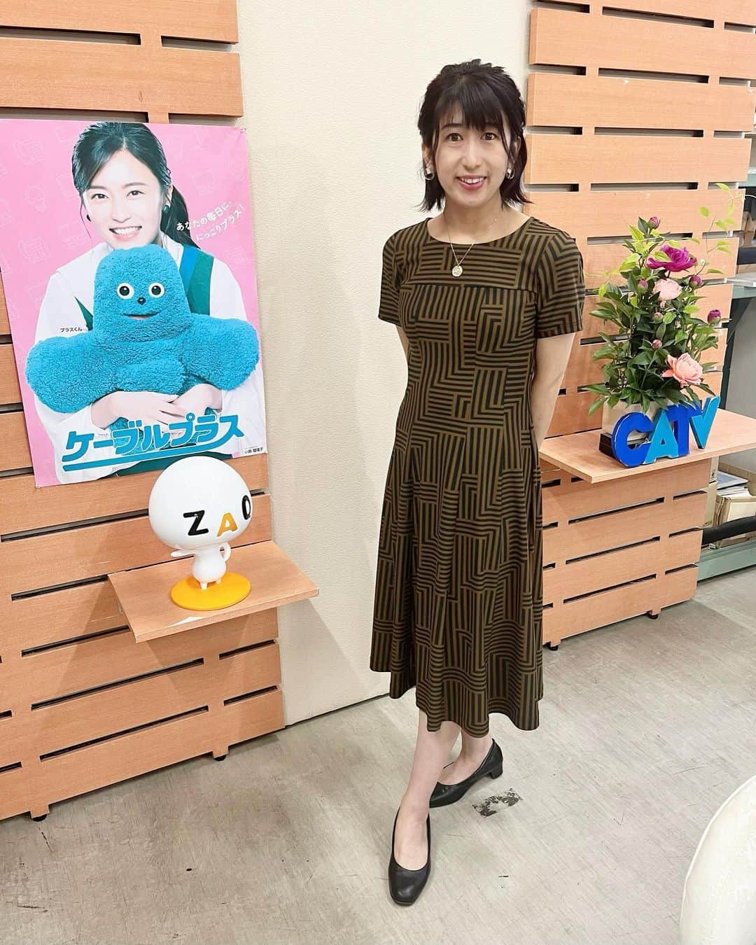 有働文子さんのインスタグラム写真 - (有働文子Instagram)「📺CATVニュース収録📺 ⁡ アルファヘアー波崎店さん @alpha_hair_hasaki 、いつもステキな髪型ありがとうございます👏 ⁡ 今日は、#ハーフアップ☺️💓  ⁡ 🌹ワンピース  @fabrice.eijikamata   🌹ピアス  @kaoriiiii308   スタジオのお花は、#芍薬 でした🌸 ⁡ ♥♡♥♡♥ ⁡ #ワンピース #ファブリス #ピアス #ori #銚子テレビキャスター  #銚子テレビ木曜キャスター  #銚子テレビニュース  #catvニュース #銚子テレビ #スタジオのお花は #花清 #フリーアナウンサー #アナウンサー #ショートボブアレンジ #ワンピーススタイル #衣装提供 #衣装リース #婦人服」5月23日 12時14分 - udou_fumiko