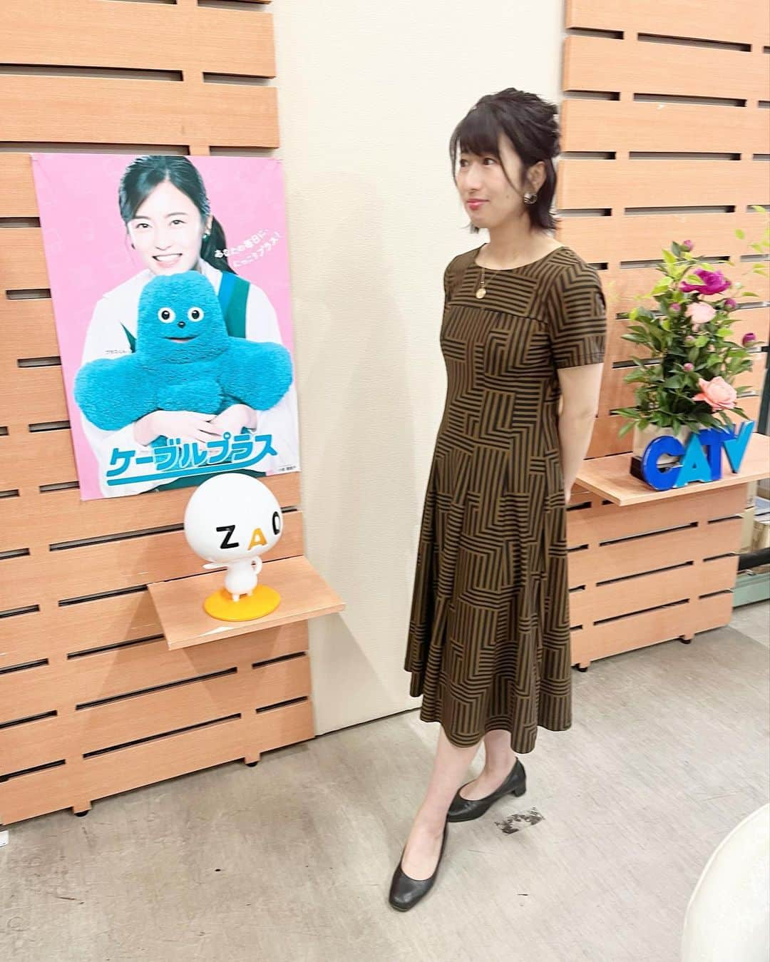 有働文子さんのインスタグラム写真 - (有働文子Instagram)「📺CATVニュース収録📺 ⁡ アルファヘアー波崎店さん @alpha_hair_hasaki 、いつもステキな髪型ありがとうございます👏 ⁡ 今日は、#ハーフアップ☺️💓  ⁡ 🌹ワンピース  @fabrice.eijikamata   🌹ピアス  @kaoriiiii308   スタジオのお花は、#芍薬 でした🌸 ⁡ ♥♡♥♡♥ ⁡ #ワンピース #ファブリス #ピアス #ori #銚子テレビキャスター  #銚子テレビ木曜キャスター  #銚子テレビニュース  #catvニュース #銚子テレビ #スタジオのお花は #花清 #フリーアナウンサー #アナウンサー #ショートボブアレンジ #ワンピーススタイル #衣装提供 #衣装リース #婦人服」5月23日 12時14分 - udou_fumiko