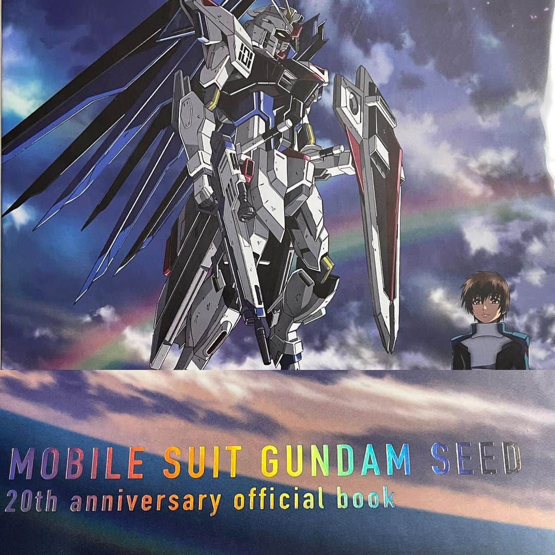 森田繁のインスタグラム：「4月にプレミアムバンダイより刊行された『ガンダムSEED』20周年記念書籍をご恵贈いただきました。 重厚な函入りの豪華本。福田監督、吉野弘幸さんとのリモート鼎談が収録されています。 なかなかのお値段ですが、もしもお手にとる機会がありましたらご一読のほどを。」