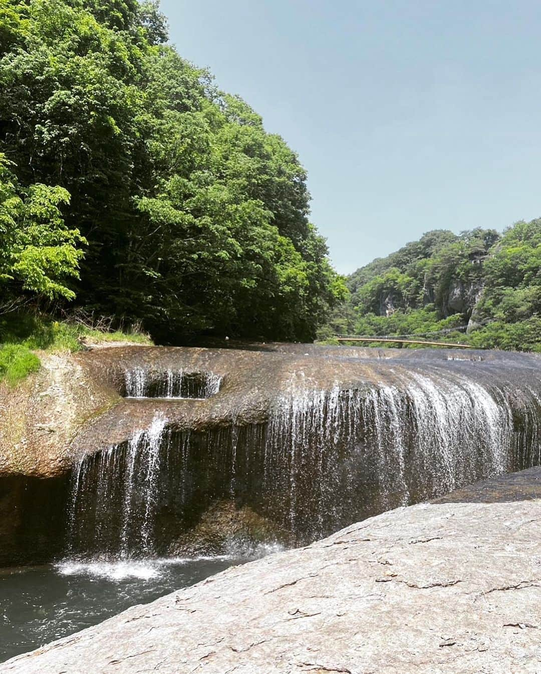 上村知世さんのインスタグラム写真 - (上村知世Instagram)「私の好きな群馬県の吹割の滝✨⛰️ 週末に行ってきました！！ 天気も良かったしマイナスイオンビシバシで最高🎵 オススメルートは、 行きは滝を見てのぼって、帰りは山道！ 山登り好きは逆でもいいと思いまーす👍  #吹割の滝 #滝 #東洋のナイアガラ」5月23日 12時16分 - tomose0207