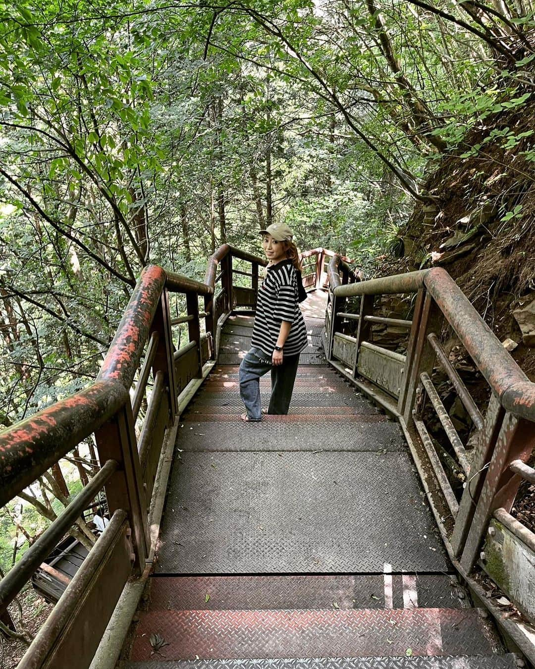 上村知世のインスタグラム：「私の好きな群馬県の吹割の滝✨⛰️ 週末に行ってきました！！ 天気も良かったしマイナスイオンビシバシで最高🎵 オススメルートは、 行きは滝を見てのぼって、帰りは山道！ 山登り好きは逆でもいいと思いまーす👍  #吹割の滝 #滝 #東洋のナイアガラ」