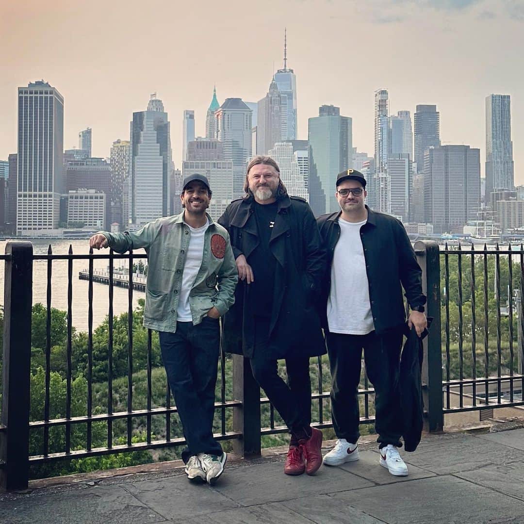 エリヤス・エンバレクのインスタグラム：「Two is a party, three is a crowd. What a great day, guys! @solomun @mccp3000 ♥️」
