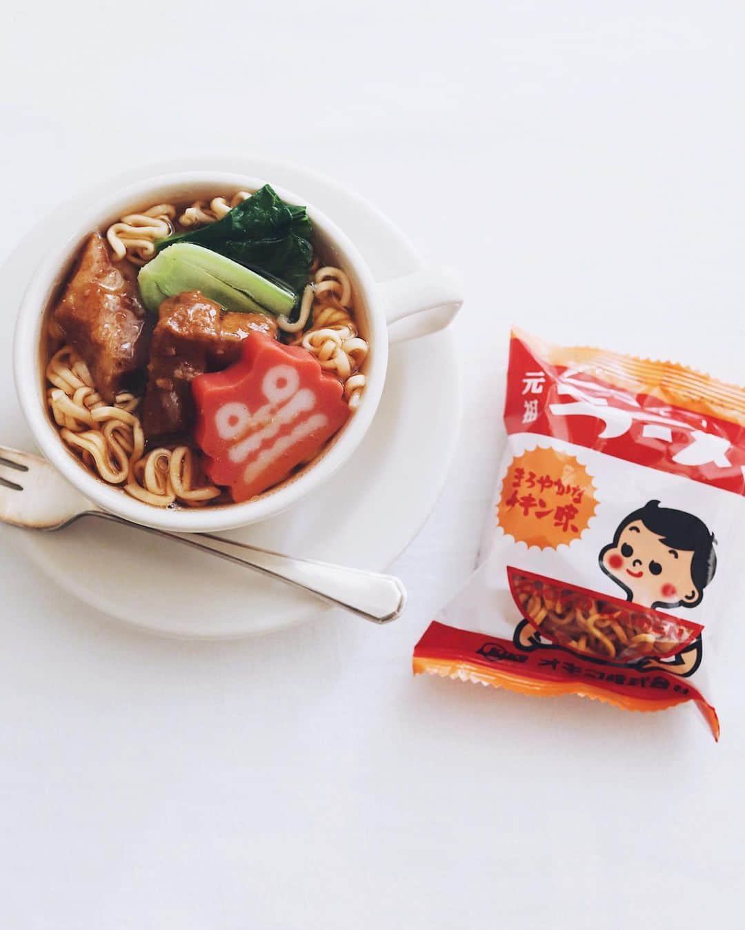 樋口正樹のインスタグラム：「OKIKO RAMEN🍜 . お昼にオキコラーメン、 青菜とルーローの肉と シーサーかまぼこのせ😋 . .  #オキコ #オキコラーメン #おいしい幸せオキコ #シーサーかまぼこ #カップ麺 #即席麺 #沖縄土産 #おやつラーメン #沖縄に行きたい #okinawaramen #ramennoodles」