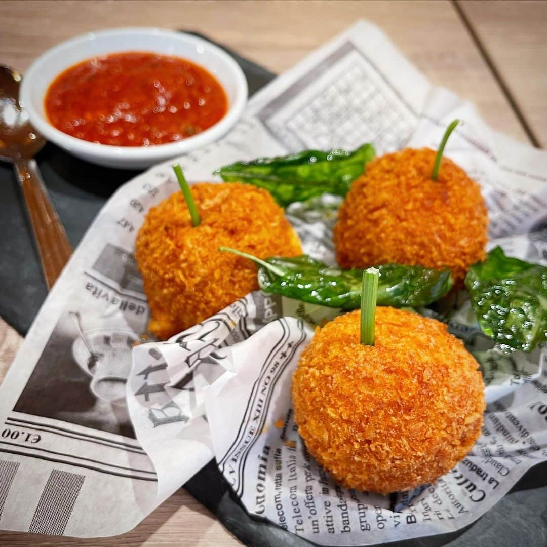 Arancino Di Mareさんのインスタグラム写真 - (Arancino Di MareInstagram)「ARANCINI IS BACK!  fried pomodoro risotto croquette with bolognese & mozzarella 😘🤌🏽」5月23日 12時28分 - arancinodimare