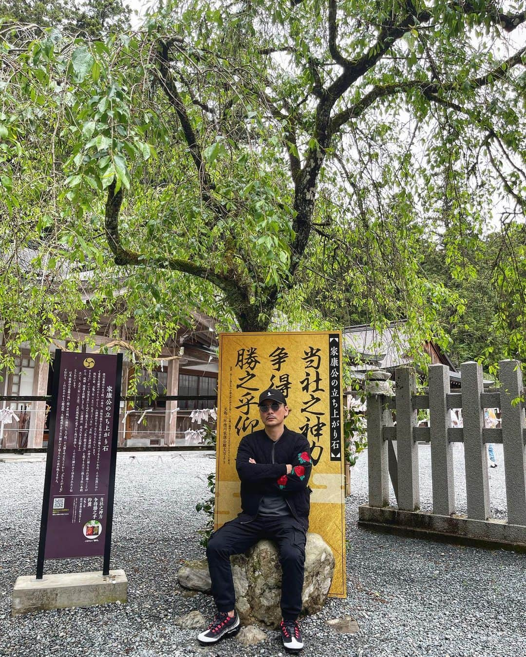 SPICY CHOCOLATEのインスタグラム：「✴︎ 徳川家康公の祈願所としても知られる 遠江國一宮 小國神社へご挨拶に🙏🏻  遠江犬居城攻略の道すがら参拝し、 此の石に腰かけて休息されたと伝わる 大願成就の縁起石🪨  この後、 長篠の戦い、関ケ原の戦いに勝利、 天下統一の大願を成就させ 約二百六十五年にわたる 泰平の世を築いた。  歴史に名を残す男って カッコ良いよな！  今から449年前に 徳川家康 公が座った石にあやかり オレも座って大きな 大きな夢をみる🌟  『#家康公の立ち上がり石』  今年の23日も 残り7回。  #どうする家康  #全国一の宮巡り #縁起石 #無病息災 #神恩感謝  #大願成就 #うきうきフェスタ #令和五年五月二十三日 #SPICY_CHOCOLATE 🌟🙏🏻🐰🎌😎」