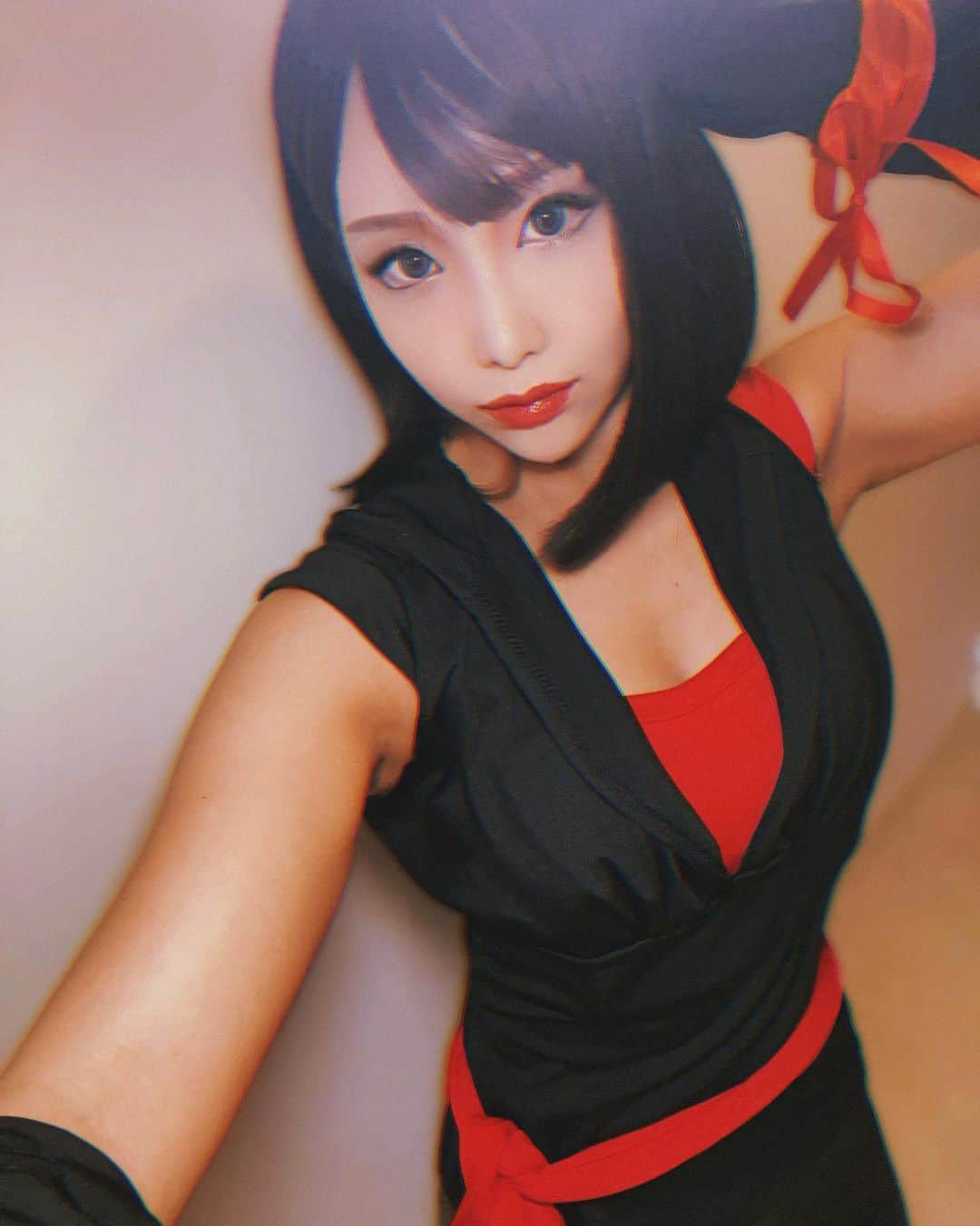カイリ・セインのインスタグラム：「🌸🌸NEVER FORGET🌸🌸  #hanacosplay #花ちゃんのものまねメイクしてみたよ #大江戸隊の花ちゃんコスプレ #HanaKimura  #Pinx #木村花ピンクス #hanapinx   花ちゃんメイクでやったこと💄 自分の眉毛をコンシーラーで消して眉尻を長く描く ↓ 目を大きく見せるために上下左右オーバーに黒ラインを引く、インサイドに白ライン、シルバーグラデシャドウ ↓ 骨格はっきりみせるためにノーズシャドウをかなり濃く ↓ リップも口角上げてオーバー気味に」