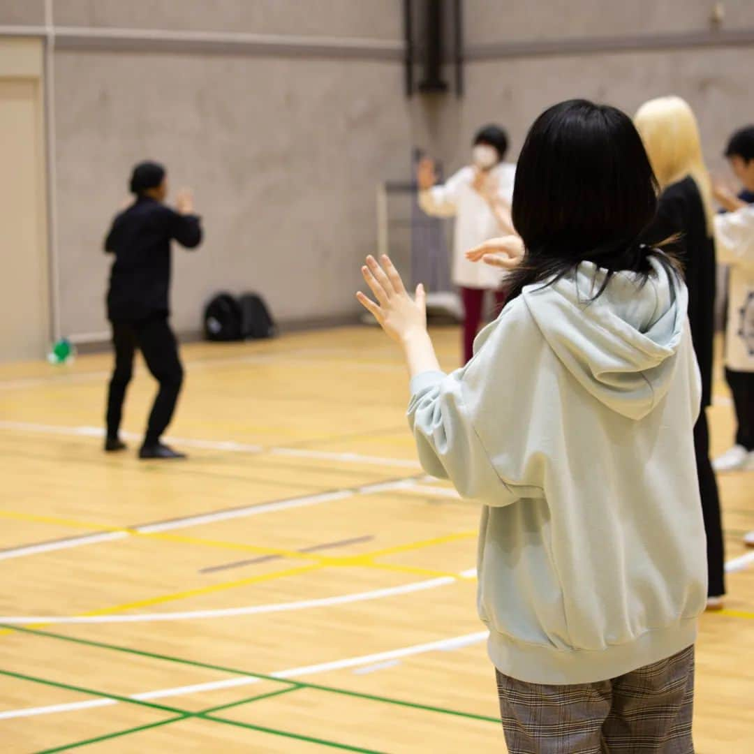 東京造形大学 Tokyo Zokei Universityさんのインスタグラム写真 - (東京造形大学 Tokyo Zokei UniversityInstagram)「_  映画・映像専攻領域基礎科目 「クリエイティブ・カウンセリングＩ」授業の様子  ゲスト講師に佐々木博康先生にお越しいただき、マイムの実演とレクチャーをしていただきました。  学生たちは映画・映像に必要な身体表現の一つを学びました。  #東京造形大学 #デザイン #アート #美術 #美術大学 #美大 #大学#映画 #授業#マイム#パントマイム#tokyozokeiuniversity #zokei #tzu #design #arts #artuniversity #artschool #movie #mime #pantomime」5月23日 12時44分 - tokyo_zokei_univ_official