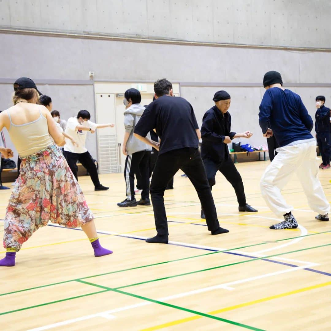 東京造形大学 Tokyo Zokei Universityさんのインスタグラム写真 - (東京造形大学 Tokyo Zokei UniversityInstagram)「_  映画・映像専攻領域基礎科目 「クリエイティブ・カウンセリングＩ」授業の様子  ゲスト講師に佐々木博康先生にお越しいただき、マイムの実演とレクチャーをしていただきました。  学生たちは映画・映像に必要な身体表現の一つを学びました。  #東京造形大学 #デザイン #アート #美術 #美術大学 #美大 #大学#映画 #授業#マイム#パントマイム#tokyozokeiuniversity #zokei #tzu #design #arts #artuniversity #artschool #movie #mime #pantomime」5月23日 12時44分 - tokyo_zokei_univ_official