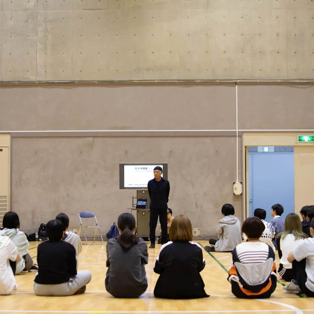 東京造形大学 Tokyo Zokei Universityさんのインスタグラム写真 - (東京造形大学 Tokyo Zokei UniversityInstagram)「_  映画・映像専攻領域基礎科目 「クリエイティブ・カウンセリングＩ」授業の様子  ゲスト講師に佐々木博康先生にお越しいただき、マイムの実演とレクチャーをしていただきました。  学生たちは映画・映像に必要な身体表現の一つを学びました。  #東京造形大学 #デザイン #アート #美術 #美術大学 #美大 #大学#映画 #授業#マイム#パントマイム#tokyozokeiuniversity #zokei #tzu #design #arts #artuniversity #artschool #movie #mime #pantomime」5月23日 12時44分 - tokyo_zokei_univ_official