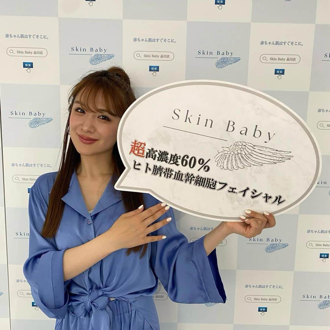 金山睦のインスタグラム：「オープンしたばかりのお友達のサロン　@skinbaby_shinagawa に先日行ってきて、幹細胞フェイシャルと頭蓋骨リセットをやってもらいました💆🏼‍♀️  もうすぐ35才の私は5年くらい前から、顔のたるみと皮膚痩せや肌のこけ感が気になり過ぎていたのが、幹細胞のスキンケア用品を使ってからみるみる改善されて、2日に一度数種類のたるみ予防の家庭用美顔器を当てていたのも止めて良くなったほど幹細胞信者（何由来かで変わってきますが）だったので、 こちらのサロンでは幹細胞の中でも臍帯由来のもので赤ちゃんの成長に必要な栄養がたっぷり含まれた若い細胞のものをエレクトロポレーションで真皮層まで浸透させてくれる施術はとっても効果が楽しみです。  今ならオープン記念で通い放題プランで、単品メニューが超高濃度で入っててのこの値段は他と比べてめちゃくちゃ安いっ🥹  品川店　@skinbaby_shinagawa 代々木店　@skinbaby_yoyogi  #スキンベイビー　#skinbaby #幹細胞　#臍帯由来幹細胞」