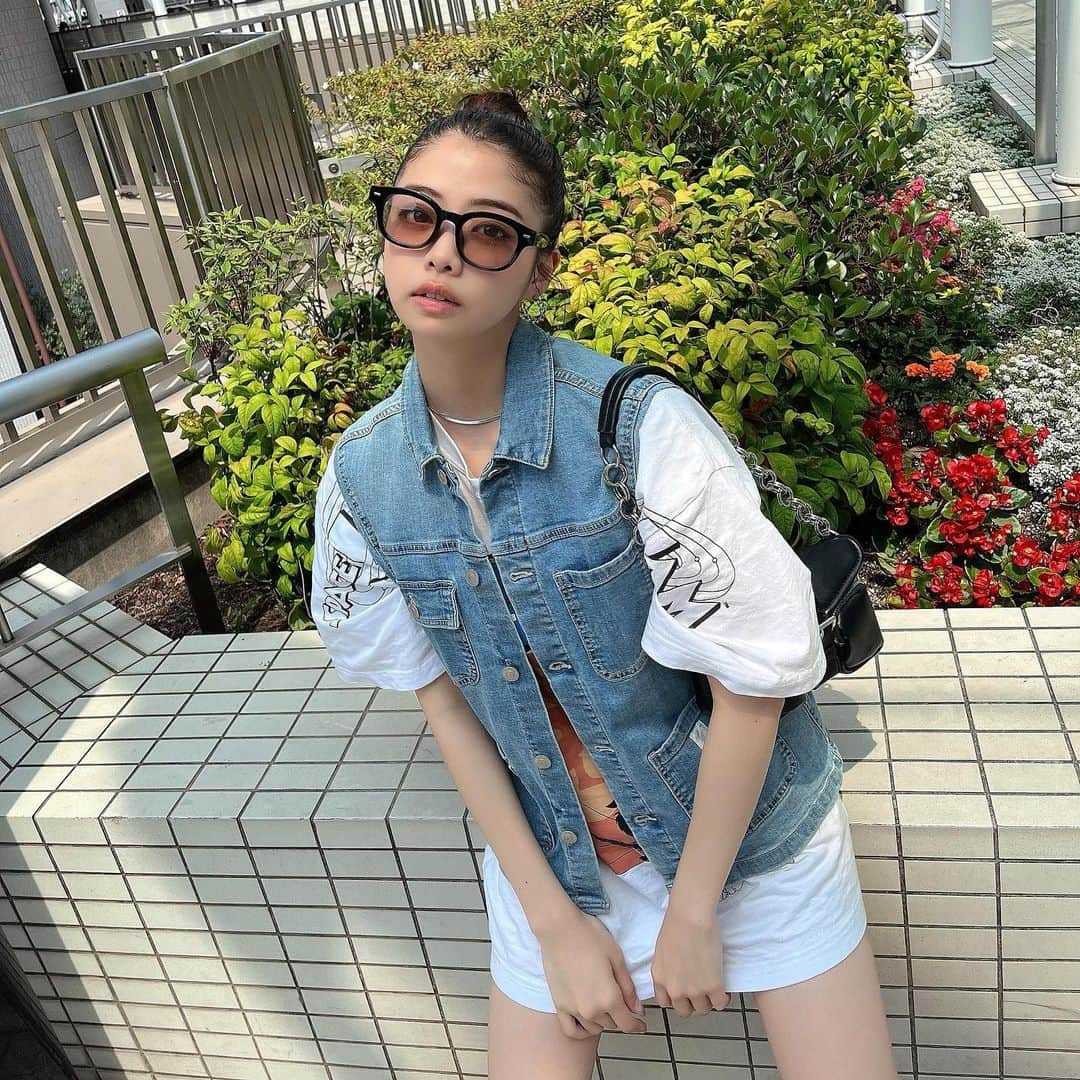 神田萌衣のインスタグラム：「お気に入りのTシャツきてテンション高めの日🫶🏻」
