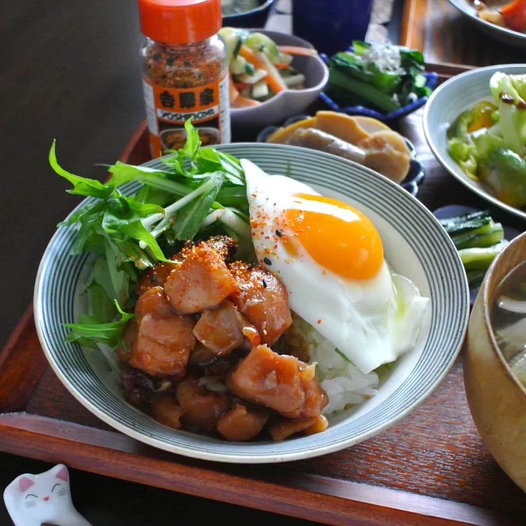吉野家さんのインスタグラム写真 - (吉野家Instagram)「ご飯が進んでしまう！！《焼鶏丼 目玉焼き乗っけ》  📣おうち吉野家アンバサダー @namiv66v さんの投稿をご紹介！ ぜひ参考にしてくださいね🧡  ‐‐‐‐  こんにちは☀ : 朝から快晴だとやる事沢山🙌 お洗濯三昧です！ 窓を開けると鼻がムズムズ🤧 花粉が網戸や窓レーンに 残ってるから掃除もしなくちゃ💦 : 週末の朝ごはん (雨で薄暗かった🌂) ★ 吉野家の焼鶏丼 目玉焼きのっけ ★ 椎茸軸と菜花、油揚げの味噌汁 ★ 回鍋肉 ★ 山ウドと胡瓜のツナマヨ和え ★ 筍の煮付け ★ 小松菜のしらすのせ ★ 野沢菜漬け ★ 愛媛産キウイ ★ お茶 : アンバサダーを務めている 吉野家さんの5月の商品は 「焼鶏丼」の具です🐔 初めて頂きましたが 甘辛いタレが病みつきになりそー ご飯にも合いますし、ツマミにも◎🍺 今回は1袋を半分こでしたが 夫さんご飯おかわりしました😋 お米泥棒🍚🤣  ～～～～～～～～～～～～～～～～～～～～～～～  #おうち吉野家 は忙しいママとパパの味方！  皆さんの#おうち吉野家 を使ったレシピをご紹介中🍀 吉野家冷凍食品でカンタンおいしいごはんを楽しもう♪ 定期便注文する人が急増中！のおうち吉野家を ぜひ公式サイトよりお買い求めください☺  公式サイトはプロフィールURLから🔽 @yoshinoya_co_jp  ～～～～～～～～～～～～～～～～～～～～～～～ #おうち吉野家アンバサダー #おうち吉野家 #吉野家 #yoshinoya #吉野家冷凍焼鶏丼 #吉野家冷凍焼鶏丼の具 #おうちごはん #時短レシピ #簡単レシピ #アレンジレシピ #アレンジ料理 #焼鶏丼 #冷凍食品 #料理 #cooking #今日のおかず#家庭料理 #手料理 #かんたんごはん #フーディテーブル #うつわ #和食器 #料理写真 #ランチ #おひるごはん #献立 #メニュー #おうちごはんlover」5月23日 12時39分 - yoshinoya_co_jp