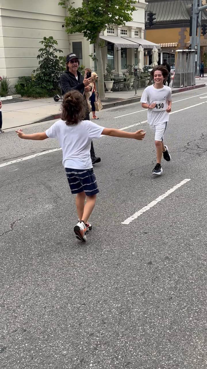 のインスタグラム：「I believe strongly in teaching our children young about real life issues in an age appropriate manner. My children are shattered about the homeless crisis in Los Angeles and yesterday had the opportunity to run and raise funds for @upward_bound_house . Brothers running and then hugging at the finish line was a real moment for me 🥹 ❤️」