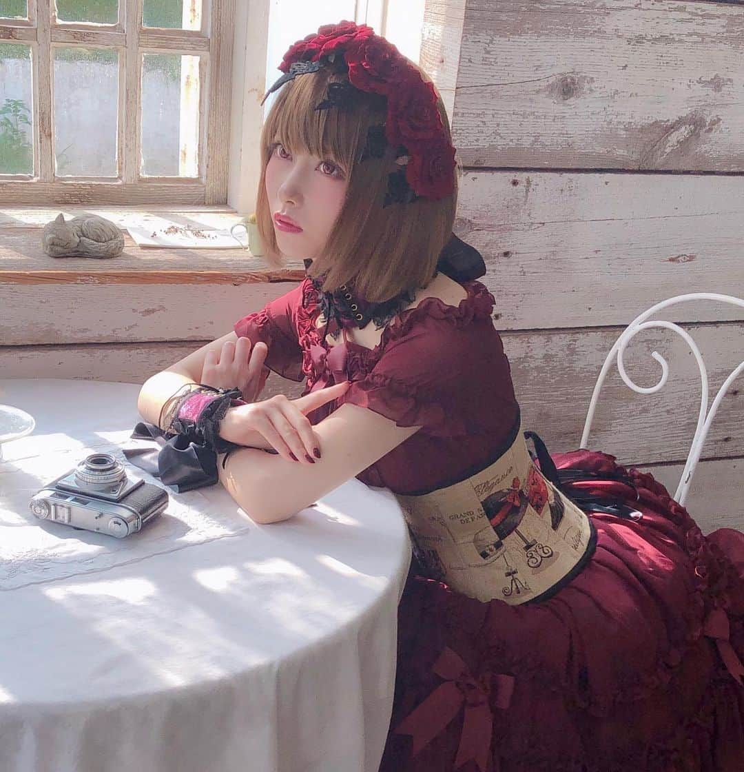 緑川ミラノのインスタグラム：「ゴシック&ロリータ #gothiclolita  2023/5/22 #世界ゴスの日  #ゴシックアンドロリータ  童話のヒロインのような 可憐に気高いゴシック&ロリータの世界観の モデル　えい梨　姫👸 　  頭に薔薇が咲きました🌹  フリルが沢山縫い込まれた ワインレッドのワンピースと クラシカルなコルセットを身に纏う。  少女のような？お姫様的アイコンのスタイリング。 大人になりすぎた今だからこそ たっぷり、どっぷり浸りたい。  非日常のファンタジー。 想像するだけでも…ねっ⁉️  うっとりしませんか💋💋💋  - - - - - 🥀🥀🥀 - - - - -  📸  @mitsuosuzuki  📝　@tokyoartsgallery  ⌛️ @narumiyarei  　Thank you Mr. Komura.  Styling 緑川ミラノ  - - - - - 🥀🥀🥀 - - - - -  《 ABOUT 緑川ミラノ 》 日常にセクシーとゴージャスを🫦🌹 オンラインセレクトショップ 「Baby Doll Tokyo -mirano BOTE-」運営  天然バロックパールのアクセサリーショップ 「Freya-フレイヤ-」でも女性の美を応援中💋 @freya.tokyo   不定期開催のポップアップストアなどについて まとめてあります🖤  スタイリスト、スタイリング コーディネート提案✨ コルセット・着用体験ライブトークショー⌛️ お仕事のご依頼はお気軽にDMで💌✨  - - - - - 🥀🥀🥀- - - - -  #BabyDollTokyo @corset8beauty   #ゴシックアンドロリータ #ゴスロリ #緑川ミラノ #マダムミラノ #美と退廃 #コルセット #コルセットコーデ #本物のサテンのレースアップストッキング #フェティッシュ #フェティッシュファッション #corset  #fetish #corsetdress」