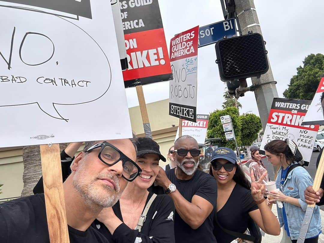 ジェリー・ライアンのインスタグラム：「Another day on the picket lines with these awesome #startrekpicard folks! #sagaftra #wgastrong #1u #unionstrong」