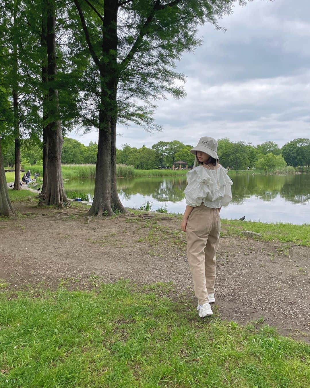 AMOさんのインスタグラム写真 - (AMOInstagram)「Healing 🍃  blouse, camisole, hat / @ruby_and_you  salopette / @hm  bag / @polene_paris  shoes / @adidas   #rubyandyou」5月23日 12時53分 - amo_whale