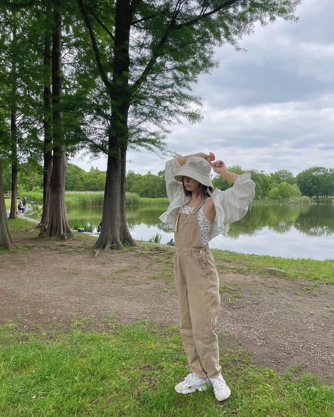 AMOさんのインスタグラム写真 - (AMOInstagram)「Healing 🍃  blouse, camisole, hat / @ruby_and_you  salopette / @hm  bag / @polene_paris  shoes / @adidas   #rubyandyou」5月23日 12時53分 - amo_whale