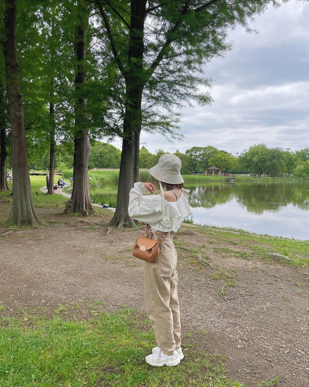 AMOさんのインスタグラム写真 - (AMOInstagram)「Healing 🍃  blouse, camisole, hat / @ruby_and_you  salopette / @hm  bag / @polene_paris  shoes / @adidas   #rubyandyou」5月23日 12時53分 - amo_whale
