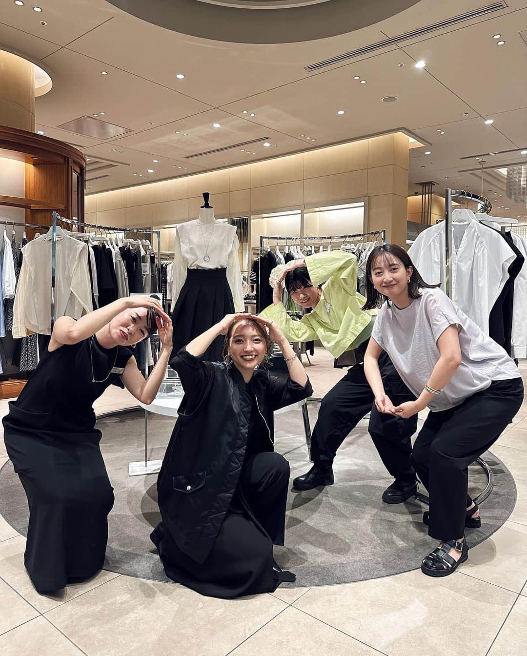 かんだまのインスタグラム：「お礼☺︎  改めまして、マルゥ春夏POPUPストアに足を運んでくださった皆様、ご協力頂いた店舗の皆様、マルゥチームの皆様、本当にありがとうございました🙏♡  時間の関係で話せず終わってしまった方もいらっしゃいましたが🙇多くの方にお会いできて、手にとって服を見ていただけてとっても嬉しかったです。ありがとうございました。  春夏アイテムの発売はまだ続きますが、次なる2023年秋冬アイテムもばっちり準備しております◎過去一いい物できてるし昨年要望のあったアイテムも準備してるので、ぜひ楽しみにしていてください🫶  引き続きマルゥをよろしくお願いいたします🙇🔥🔥 ▶︎ @marw_unitedarrows_official   #marwunitedarrows #マルゥユナイテッドアローズ」