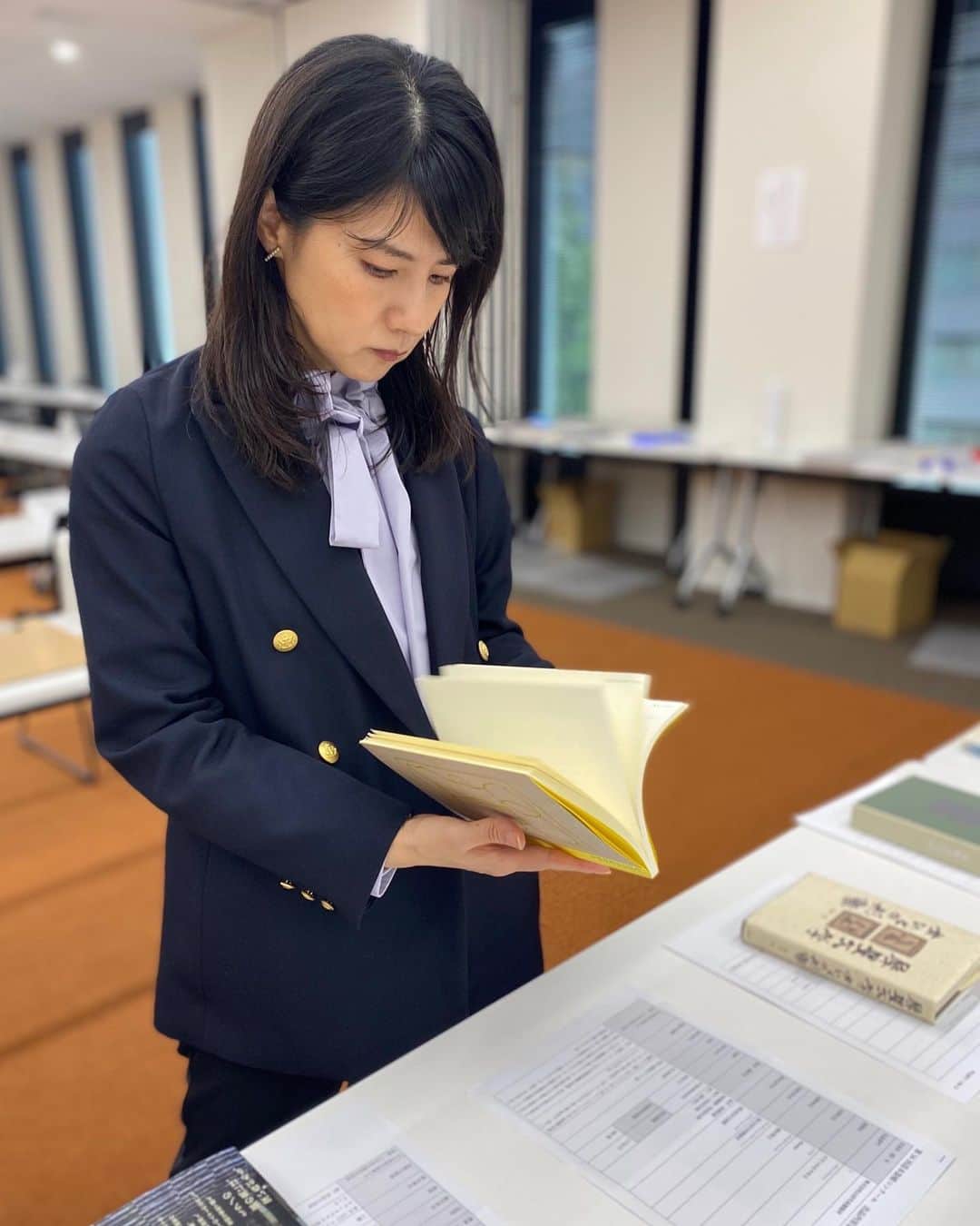 中江有里のインスタグラム：「第56回造本装幀コンクール審査会。  児玉清さんの跡を引き継ぎ、11年。  今年も約300点の本が揃いました。  #中江有里  #造本装幀コンクール」
