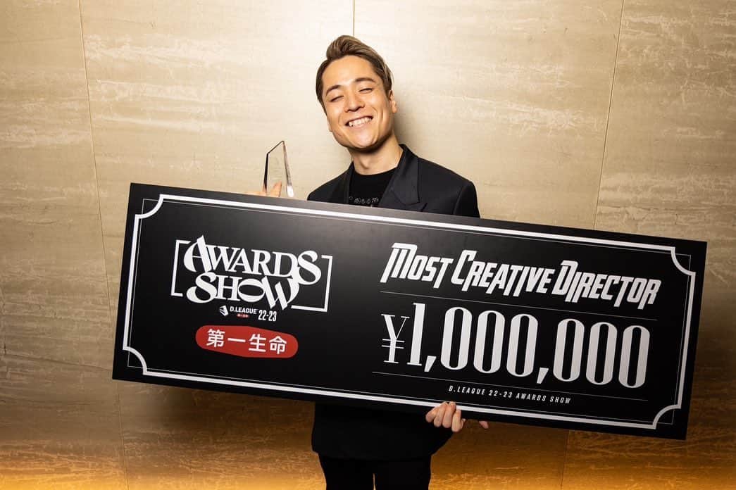 FISHBOYのインスタグラム：「年間の功労を称えるD.LEAGUE AWARDS SHOWにてMost Creative Directorを受賞することができました。  素晴らしいディレクターが並ぶ中でこのような受賞ができてとても光栄です。  自分の想像を実現する技術を持つメンバー、妄想を許してくれるオーナーと運営とスポンサー、応援してくれる広報とSNSチームそしてレジポッセのおかげで"クリエイティブの自由"を感じながらシーズンを走り切ることができました。それがこの受賞につながりました。だからこの賞は皆で獲った賞です。  今シーズンのやり方が次のシーズンにはもう合わなくなっているかもしれません。だから常に自分が飽きない環境や状態に身を置くことが大事だと思っています。奇しくもCyberAgentが新しく掲げたVISIONである"Always Fresh"を私も心がけ、来シーズンもワクワクしてもらえるようにレジット一同頑張ります☺  @beatelements_takumi もMost Valuable Dancer of The Yearを受賞し、最高の形で二人で壇上に立つことができました。チームの始まり、二人で"どうしようか？"と言っていたところからの時間の積み重なりを感じて本当に嬉しい夜になったのでした。  D.LEAGUEがもっと盛り上がるように尽力します。  ありがとうございました！✨  @beatelements_takumi (リーダー、ショウディレクター、POP振付、MVD) @ena_lock (LOCK振付、モチベーションリーダー、爆発力) @bboyshosei (BREAKING振付、驚異のBBOY、ストイック) @lilshowww (POP振付、裏リーダー、ナイスキャラクター) @kotoriii (HIPHOP振付、ユーティリティプレイヤー、毎日30分前行動) @kai_bs.gp (HIPHOP振付、ヴィジュアルデザイン、ゲーマー) @ato_kojima (NEWSTYLE振付、ユーティリティプレイヤー、ズバッと注意) @ayuna_hiphop (HIPHOP振付、スマイルリーダー、ストイック) @kanato_pop (何でも実現チャレンジャー、アクロバット、まだ高校生という事実受け入れがたし) (背番号順) 皆のおかげです。改めてありがとう✨  thanks for👔👗: @fendi」