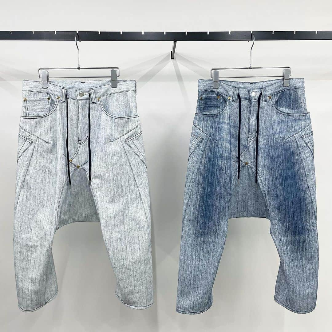 エリミネイターさんのインスタグラム写真 - (エリミネイターInstagram)「SS23 FUMITO GANRYU 3D CUT SARROUEL DENIM PANT color fades with age process. . <LEFT> before wash and fade ＊こちらは販売時のノンウォッシュ状態 . <RIGHT> after wash and fade ＊こちらはウォッシュ加工を施した色落ち経過見本 . FUMITO GANRYUの3Dサルエルデニムパンツ。SS23ではこれまでの定番サルエルデニムパンツからポケット位置やワタリ巾、裾巾などの細かな点においてパターンを再考しながらも、より履き易さを追求し、部分的にダーツ処理や切り替えを設ける事で立体的に仕上げました。 . また、インディゴのデニム生地の上に白色の顔料コーティング加工を施しており、穿いていく過程の中で経年変化によって白色が徐々に色落ちしていくと、下地のインディゴデニムが覗き出します。簡単に言えば穿くほどに少しずつ青みが増して色濃くなっていきます。 . #fumitoganryu #ganryu #ss23 #23ss #ss23collection #military #art #function #sport #classic #newcollection #eliminator #tokyo #daikanyama #mensfashion #menswear #mensselectshop #highsnobiety #instastyle #instafashion #japanesedesigner #fashion #highfashion」5月23日 13時18分 - eliminator_tokyo