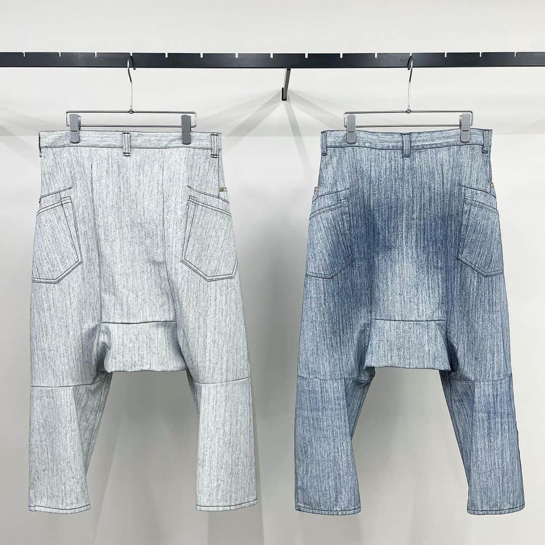 エリミネイターさんのインスタグラム写真 - (エリミネイターInstagram)「SS23 FUMITO GANRYU 3D CUT SARROUEL DENIM PANT color fades with age process. . <LEFT> before wash and fade ＊こちらは販売時のノンウォッシュ状態 . <RIGHT> after wash and fade ＊こちらはウォッシュ加工を施した色落ち経過見本 . FUMITO GANRYUの3Dサルエルデニムパンツ。SS23ではこれまでの定番サルエルデニムパンツからポケット位置やワタリ巾、裾巾などの細かな点においてパターンを再考しながらも、より履き易さを追求し、部分的にダーツ処理や切り替えを設ける事で立体的に仕上げました。 . また、インディゴのデニム生地の上に白色の顔料コーティング加工を施しており、穿いていく過程の中で経年変化によって白色が徐々に色落ちしていくと、下地のインディゴデニムが覗き出します。簡単に言えば穿くほどに少しずつ青みが増して色濃くなっていきます。 . #fumitoganryu #ganryu #ss23 #23ss #ss23collection #military #art #function #sport #classic #newcollection #eliminator #tokyo #daikanyama #mensfashion #menswear #mensselectshop #highsnobiety #instastyle #instafashion #japanesedesigner #fashion #highfashion」5月23日 13時18分 - eliminator_tokyo