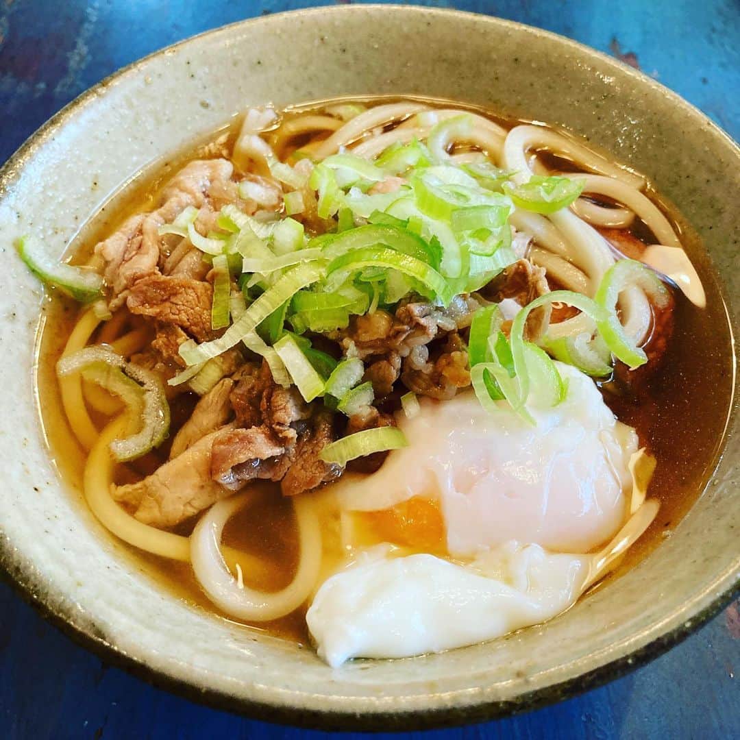 井上荒野のインスタグラム：「昼ごはん。夫がうどん作ってくれた。尾道の蒲鉾も一枚入っています😊(それにしてもごはん作ってもらうのはしみじみと助かるなー。夜昼作ってもらうと2、3枚よけいに書ける)」