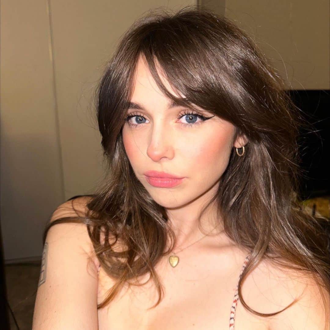 Acacia Brinleyのインスタグラム：「You can call me flower if you want to… 🦨」