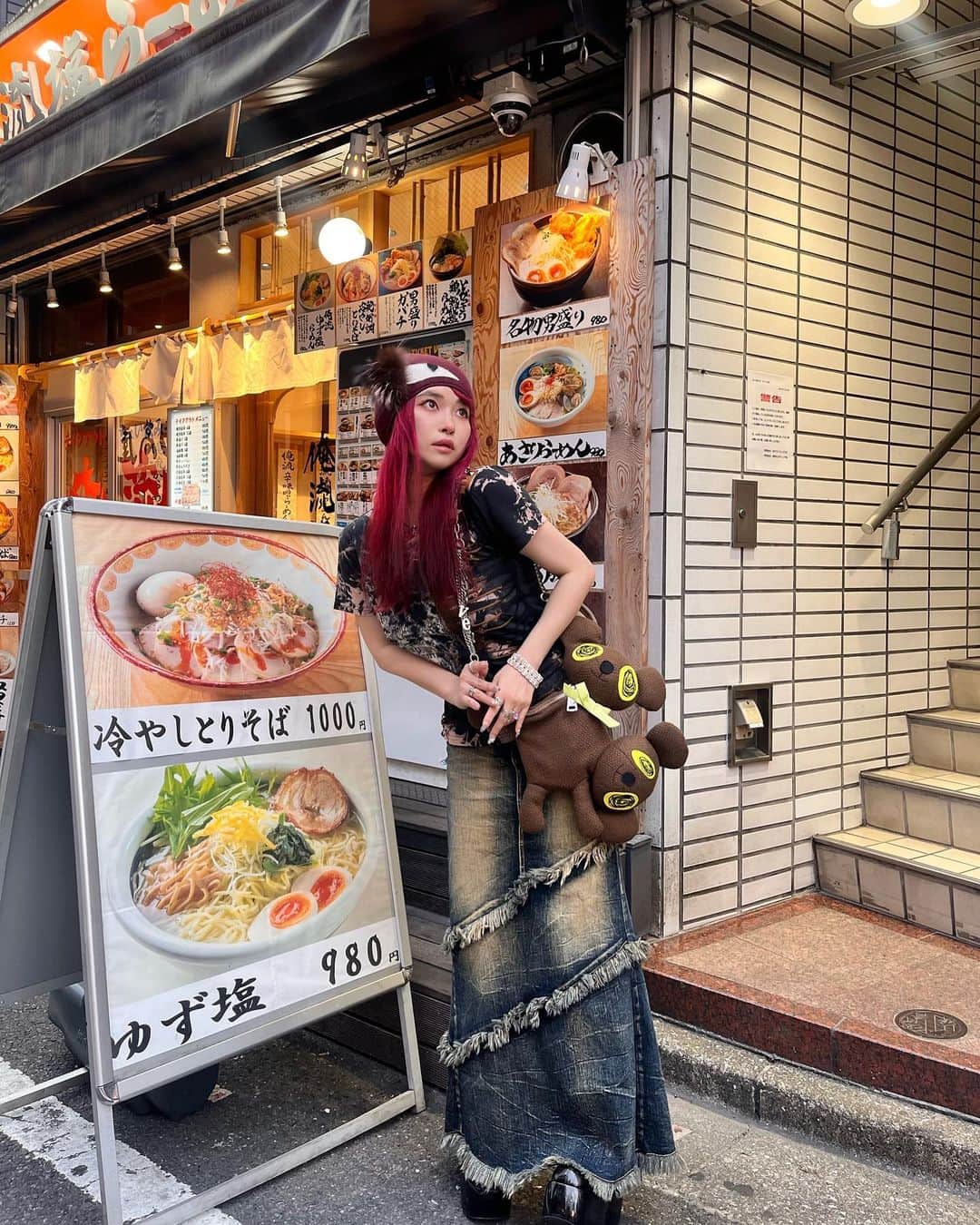 なつかのインスタグラム：「この色たちの組み合わせはめずらしい😮‍💨🧸？  最近MAD PUNKSの服も好き。 再熱再熱ｩｩ。」