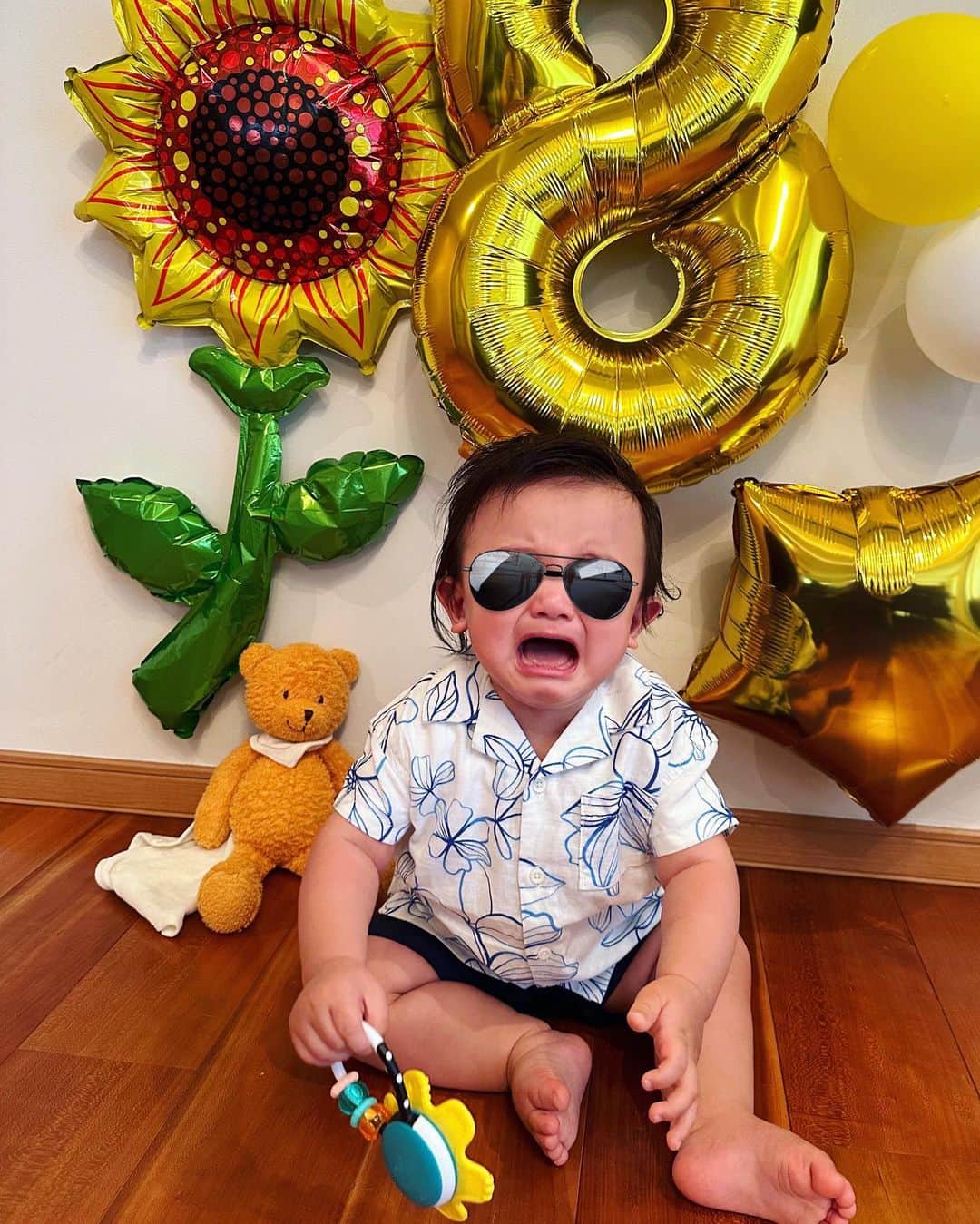 里海のインスタグラム：「#生後8ヶ月　🌻🌻 風船🎈が怖いモードらしく🤣 高速ハイハイ！！ めちゃくちゃ泣かせてしまいました🤣 それも可愛い🤣 プーちゃんと一緒に撮ったら 少し落ち着いた模様です😊  なんだかあっという間に 赤ちゃんが少年へ…🥺 たった4ヶ月前までは 抱っこ紐じゃなくては寝ない子で 座っても泣くし ただでさえ身体が大きいのに ずっーーーーっと抱っこして 立っていなきゃ いけなかったのですが  いつのまにか自分のベッドで 寝るようになり ご飯も食べて ハイハイもして、 つかまり立ちしたり 声をだして、お話してる風な事をしたり  人間になってしまった🥺  もうすぐに 声が低くなって、 ヒゲとか生えたりして…😭 あぁあああああーー‼️‼️ 想像するだけで 寂しいです🤣  お洋服は　@gapkids_jp」
