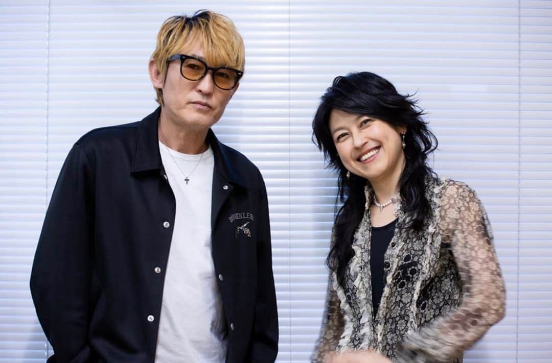 スガシカオのインスタグラム：「岸谷香さんとの弾き語りツーマンツアー『ふたりぼっちの大パーティー』を前に、2人で対談をしてきました！写真（同級生感満載 笑）もいっぱい！  最近は岸谷さんと、LINEでセッションリハーサルを行う毎日です  6月9日に名古屋ダイアモンドホールにて開催されます！ https://www.sundayfolk.com/liveinfo/6xkjzya  ーーーーーーーーーー 【対談：岸谷香×スガ シカオ】「こんなイカした同級生はいないよ」 - ぴあ音楽 https://lp.p.pia.jp/article/news/274451/index.html」