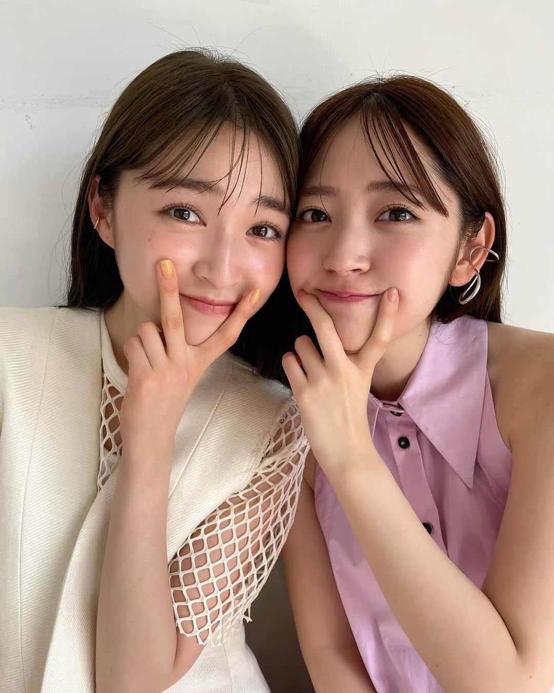 上西星来のインスタグラム：「MAQUIA発売中🤍 今月号のMAQUIAでは エイジングケアの始めどきや捉え方について あいり( @airisuzuki_official_uf )と美容ジャーナリストの小田ユイコさんと対談させていただきました🙏🏻  エイジングケアの考え方や 始めるタイミングって人それぞれ... そもそもエイジングケアの本当の意味ってなんだ🤔って思ったり...  何を取り入れたらいいのか 何から始めればいいのか悩みますよね😢 でもこの企画で数々の悩みが解決したり、新たな考えを発見しました🤔  いつまでも心も肌も美しくありたい！ 近道はないけれど、コツコツと美肌貯金したくなるお話ばかりです！ ぜひ今月号のMAQUIAチェックしていただけると嬉しいです☺️」