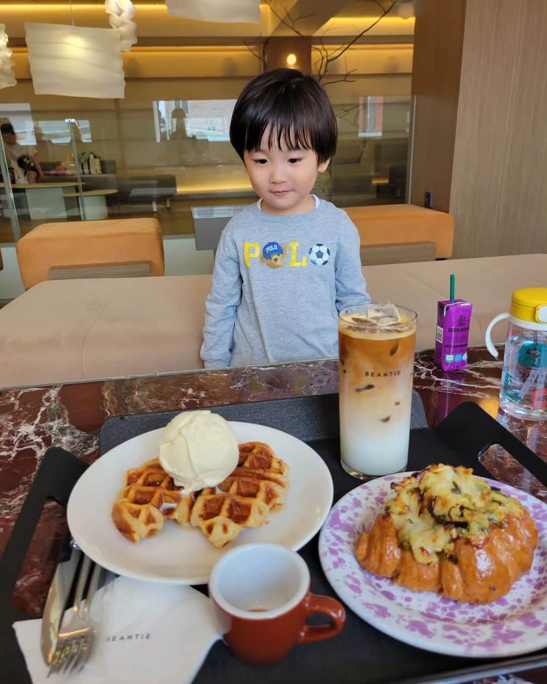 田辺岬さんのインスタグラム写真 - (田辺岬Instagram)「Namwon🇰🇷 . 南原市に息子と二人で電車旅🚆 時代劇の撮影をよくしているという『広寒楼』🤎 シュルプがここで撮影したと聞き行きたかったの～🥺❤️ たくさんの映画ドラマの撮影しているみたい🙆‍♀️ 10枚目の写真が入り口にありました💗 私は『観相師』観たことあった～🥰  池には鯉がたくさん😮 餌の自動販売機があって、息子は大喜びで2回目買って楽しみました❣️  全州にもあって大好きな『BEANTIE』☕️ ここの注文してから焼いてくれるクロッフルがとっても美味しいの🧇 広寒楼のすぐ横にあって景色も良かった～😍 . #韓国生活#韓国在住」5月23日 13時29分 - t.misaki815