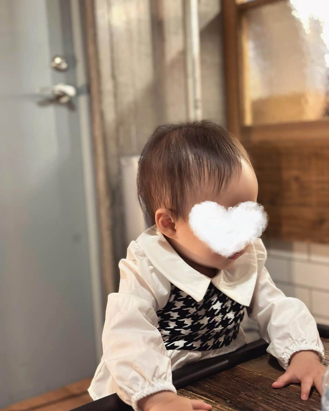 サキ吉さんのインスタグラム写真 - (サキ吉Instagram)「親子の休日👶🏻💕 暑くなってきたからそろそろ保冷シートとか使おうかな🤔 ベビーカーの暑さ対策大事！！！ ． 今日は雨で寒いけど☔️笑 ． ． ． #新米ママ #女の子ママ #令和4年ベビー #女の子ベビー #赤ちゃんのいる暮らし #赤ちゃんのいる生活 #子育て #ママライフ #ママ垢さんと繋がりたい #0歳児ママ #産後ダイエット #ママコーデ #ママファッション  #ママコーディネート  #エアバギー #airbuggy  ． ----------------------------- @sakikichi1201 161cm42kg(産後ダイエット-12kg達成) 42kgまで戻し中🔥 骨格ストレート イエベ春 毎日ストーリーズでダイエットの秘訣など美容について更新してます😏❤️ SNS総フォロワー45万人overありがとう💕 フォロー、保存、コメント嬉しいです✨ -----------------------------」5月23日 13時29分 - sakikichi1201