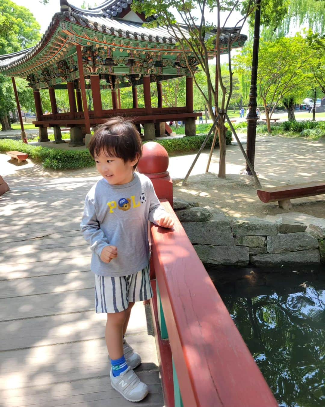 田辺岬のインスタグラム：「Namwon🇰🇷 . 南原市に息子と二人で電車旅🚆 時代劇の撮影をよくしているという『広寒楼』🤎 シュルプがここで撮影したと聞き行きたかったの～🥺❤️ たくさんの映画ドラマの撮影しているみたい🙆‍♀️ 10枚目の写真が入り口にありました💗 私は『観相師』観たことあった～🥰  池には鯉がたくさん😮 餌の自動販売機があって、息子は大喜びで2回目買って楽しみました❣️  全州にもあって大好きな『BEANTIE』☕️ ここの注文してから焼いてくれるクロッフルがとっても美味しいの🧇 広寒楼のすぐ横にあって景色も良かった～😍 . #韓国生活#韓国在住」