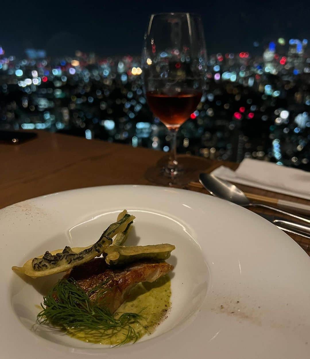 細田海友さんのインスタグラム写真 - (細田海友Instagram)「恵比寿のガーデンプレイス最上階にある モダンタイレストラン🇹🇭 @longraintokyo   お昼に来た時とはまた違う世界が 窓一面に広がってました🌃🌙  私が頂いたのは全9品とワインの ペアリング付きコース🍽️  東京タワーも眺められる夜景に うっとりしながら食べるお食事は どれも繊細で上品な味わい😌💕  タイ料理、パクチー好きな方は 絶対好きなお店です🌿✨ 私も大好きぃ🩷🩷🩷  ロケーションもばっちりなので お祝いごとの日などに是非😉💝  #pr#longraintokyo  #モダンアジアン#タイ料理 #恵比寿#恵比寿グルメ #恵比寿ガーデンプレイス #恵比寿ディナー#東京 #東京グルメ#東京ディナー #夜景#東京タワー#パノラマ」5月23日 13時30分 - miyuu_bigbaby