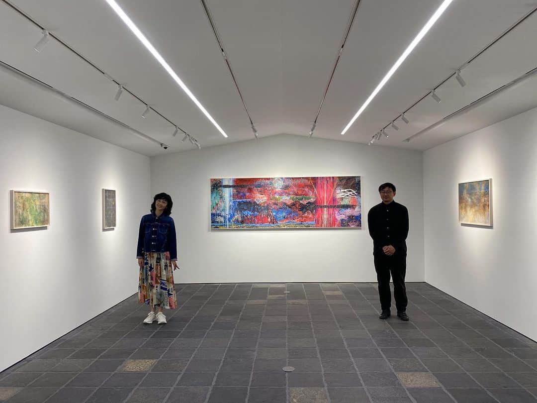 のインスタグラム：「先日、 #清川あさみ ちゃんの個展 "I'm nobody" に伺った😊 刺繍と糸を使った作品はもちろんのこと、今回は銀箔を使った作品が多数展示されています‼️ 日本の伝統をまた新しい表現として昇華させている🌈 あさみの心の奥底にある大きな唸りが、糸、箔、絵の具、ビーズ、漆、和紙を自分の血管のように這わせ、細部にまで血を通わせていた‼️ 素晴らしかった‼️‼️‼️ 蒔絵の達筆振りも⭐️⭐️⭐️ 落款は晃ちゃん作と伺った❤️ 素敵😊  6月4日まで @mtkcontemporaryart   @asami_kiyokawa  @nawa_kohei   #京都 #ギャラリー #南果歩アート散歩 #南果歩 #kahominami #미나미카호 #japaneseactor  ワンピ @maxmara」