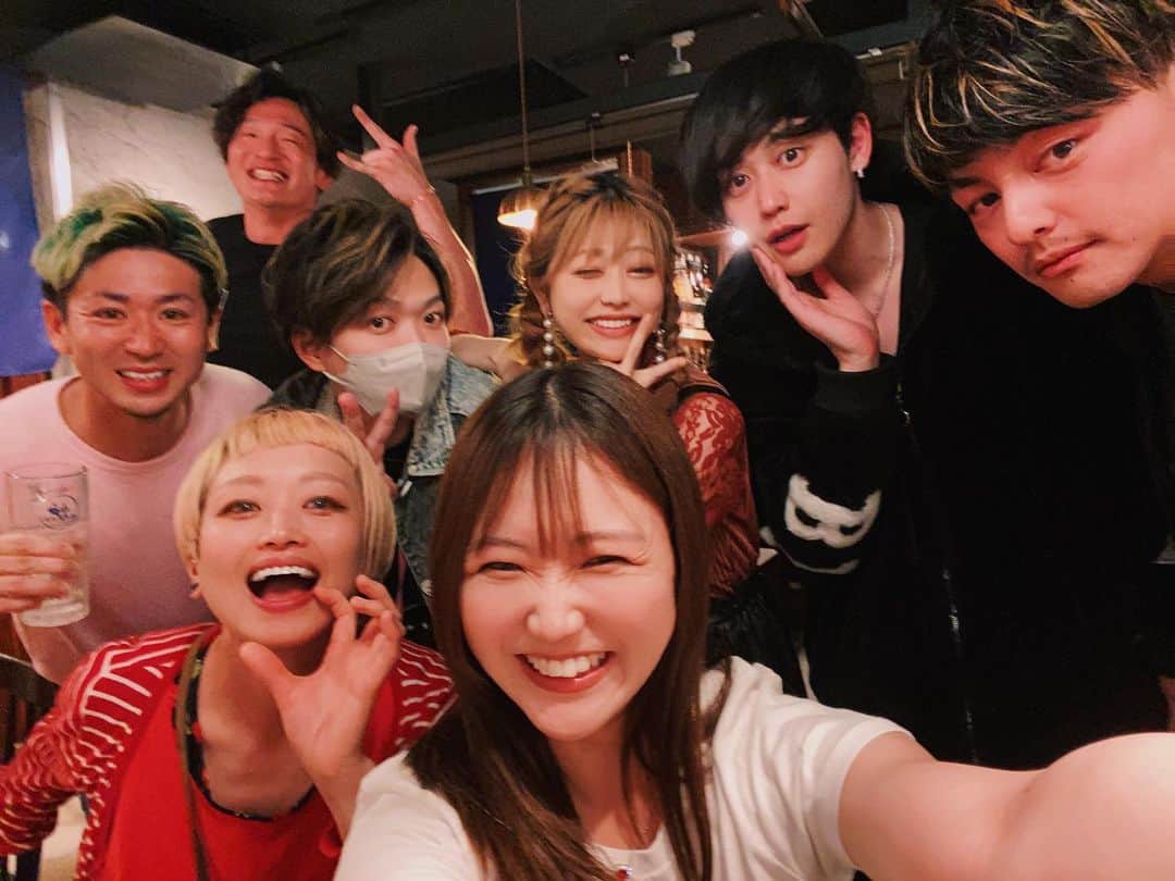 藤田早希のインスタグラム：「人の力とご飯の力は無敵です👶🏻🍼 インスタにたまたま出てきて行きたい と思ったお店に大好きなみんなと行きました🥰 5月はじめに決めてて奇跡のタイミングだった。 鬼元気になって充電完了です🫶🏻 お店にもみんなでサイン書かせてもらいました☺️ 奇跡的に遭遇したなつめくんとれんれん🧏🏻‍♀️ ありがとうみんな大好き！ またみんなで行きたいけん次の店探させて🥹？. . . . #呼炉凪来 #呼炉凪来はコロナギライと読むそう #秋葉原グルメ #秋葉原 #akihabara #みんなでたべるとおいしいね . . . .」